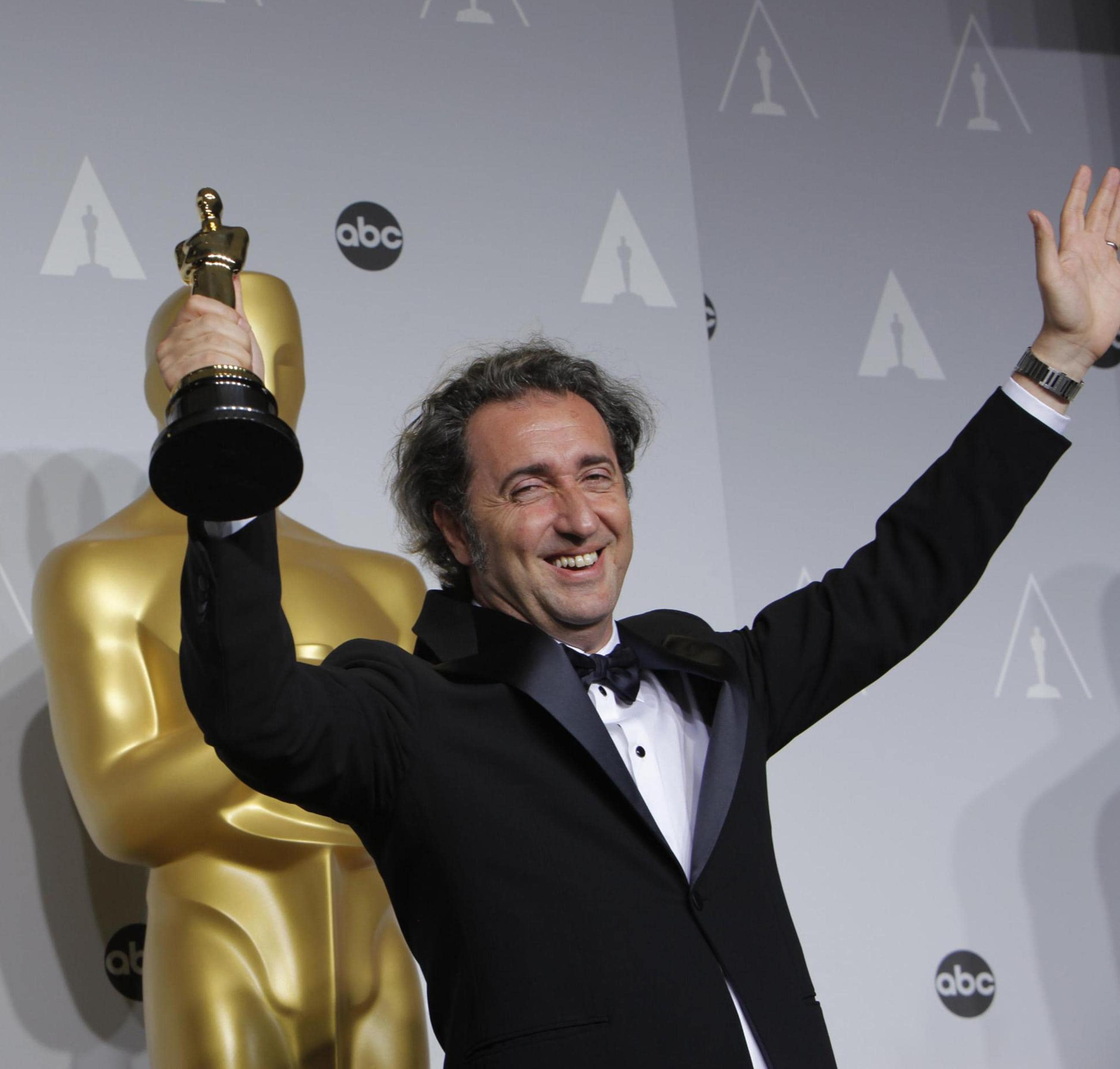 Paolo Sorrentino esulta nel 2014 con il suo Oscar per il film "La grande bellezza"