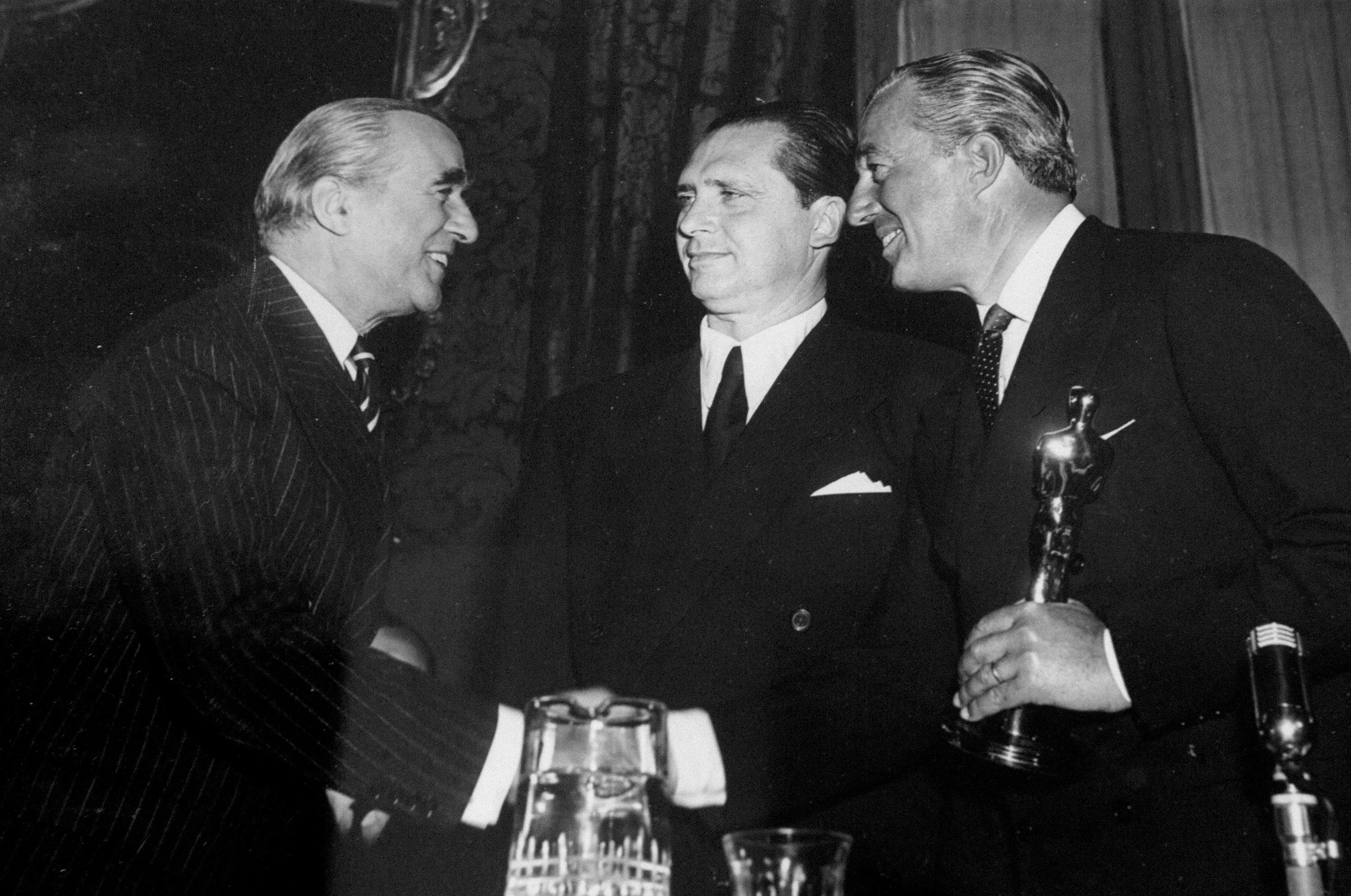 Vittorio De Sica, a destra nella foto, con uno dei suoi 4 Oscar