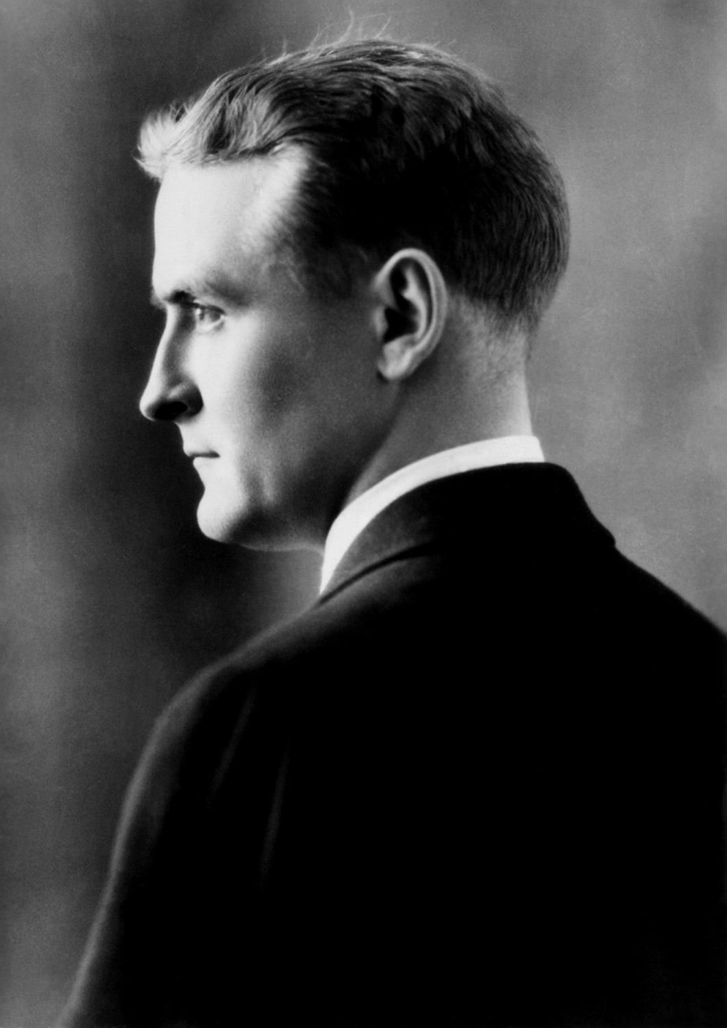 Gli scrittori dovrebbero scrivere i libri come se dovessero essere decapitati il giorno che l'hanno finito. Francis Scott Fitzgerald