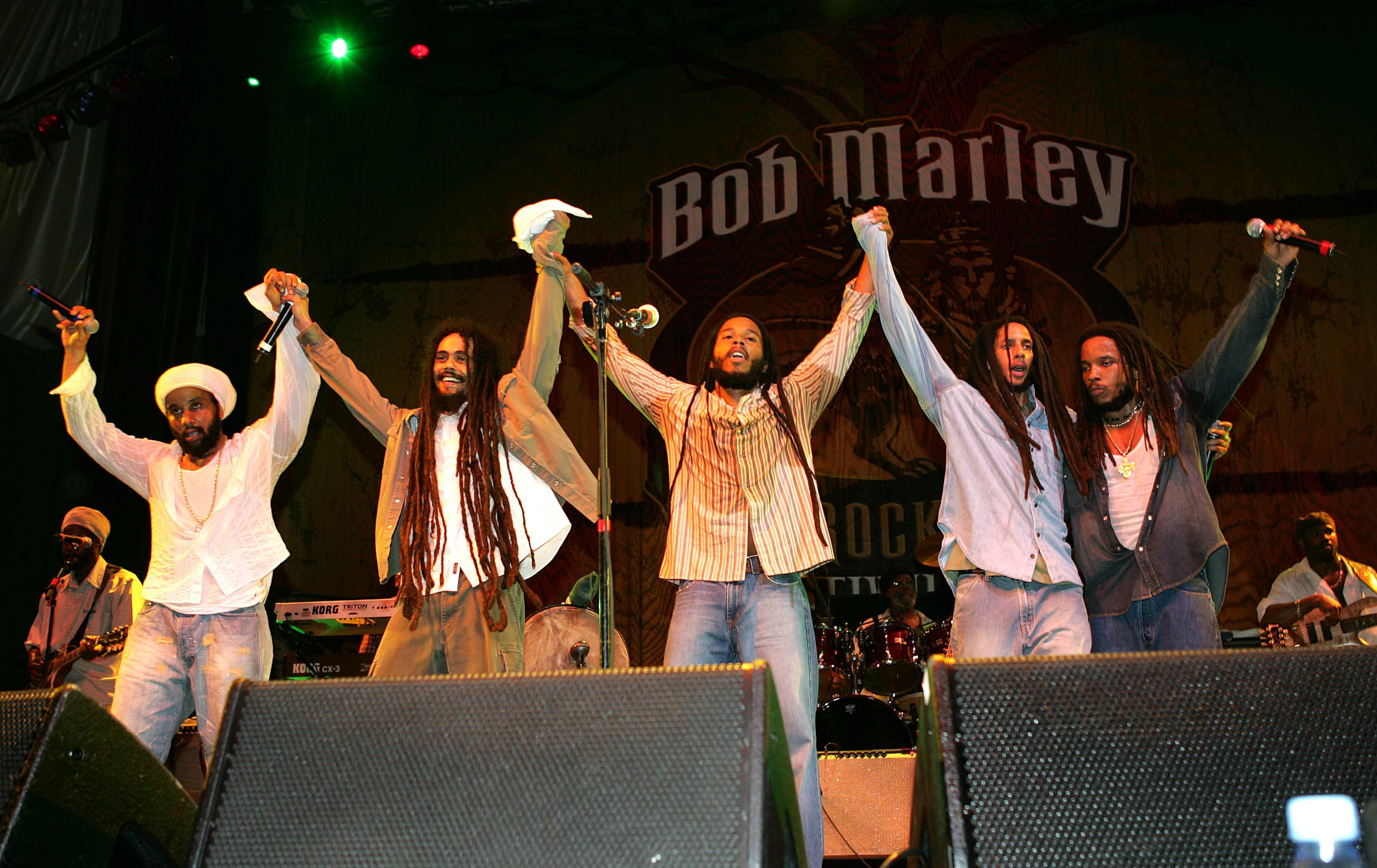 I figli di Bob Marley: Kymani, Damian, Ziggy, Julian e Stephen insieme sul palco durante il Roots, Rock, Reggae Tour del 2004 al Prospect Park di New York