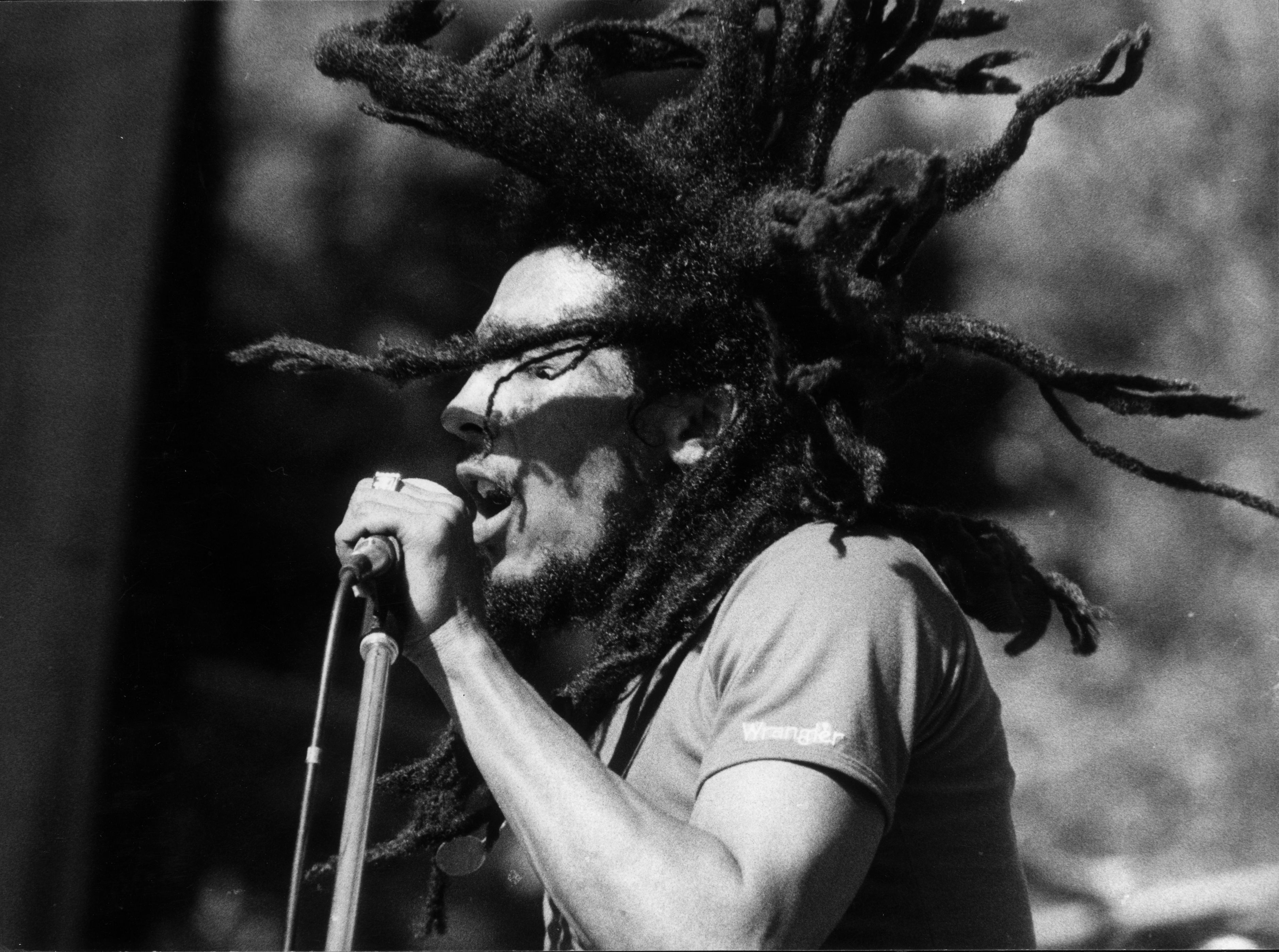 Bob Marley e i suoi dreadlocks leggendari in un concerto nel 1980