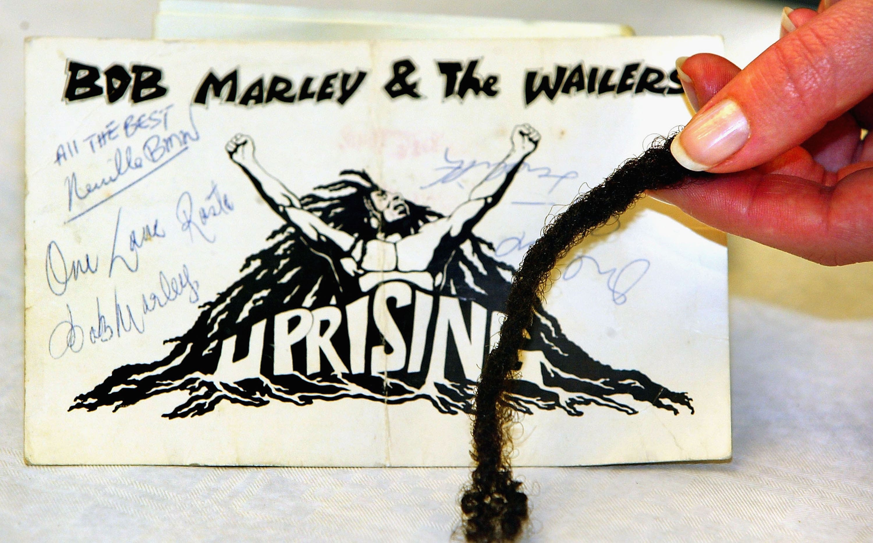 Un dreadlock di Bob Marley e una cartolina autografata battuti all'asta da Christie's per 250mila sterline nell'aprile del 2003