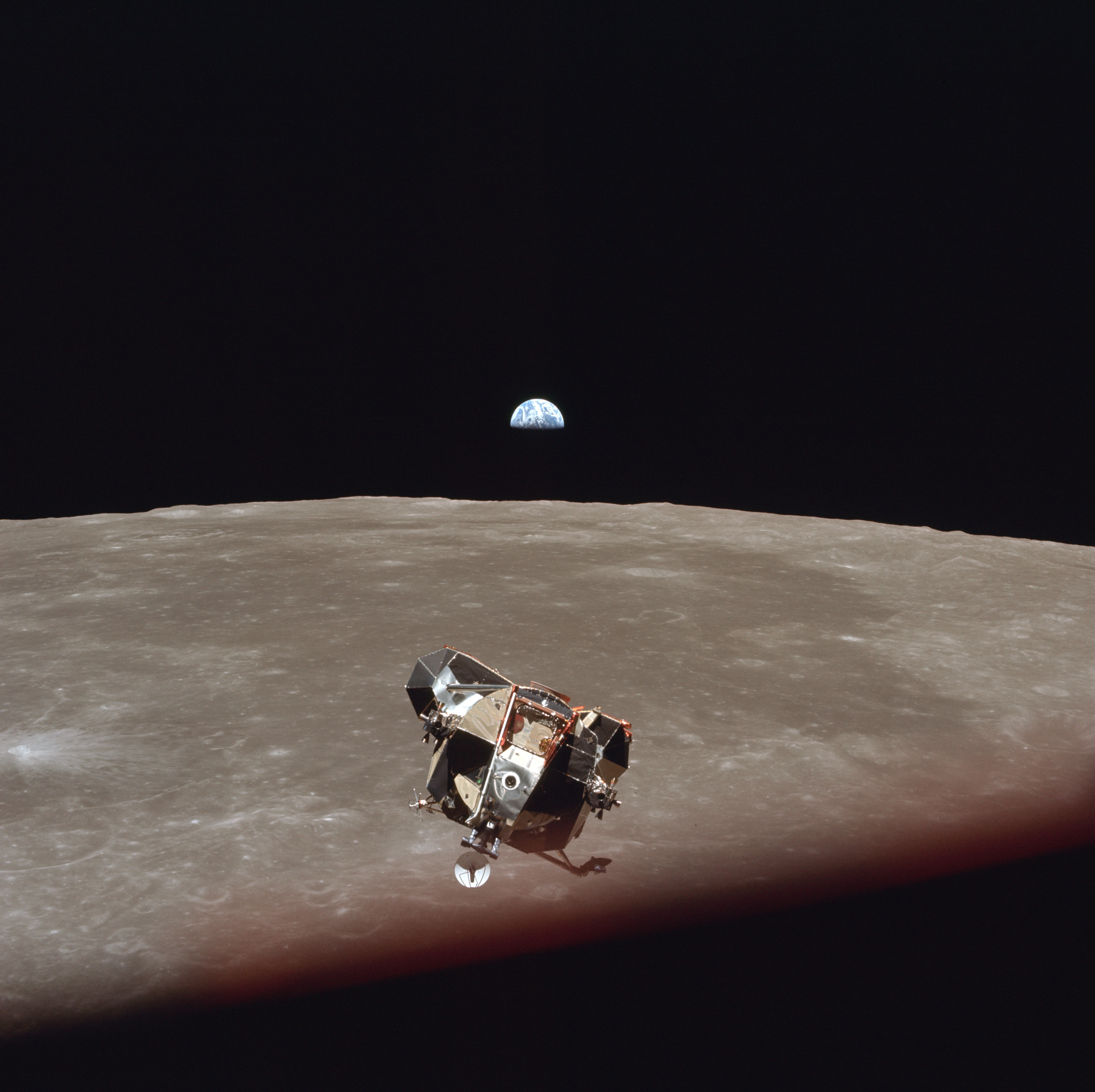 Il lander lunare dell'Apollo 11 "Eagle", che trasporta Neil Armstrong e Buzz Aldrin dopo la discesa sulla luna, di ritorno al modulo di comando Columbia dove li attende Michael Collins