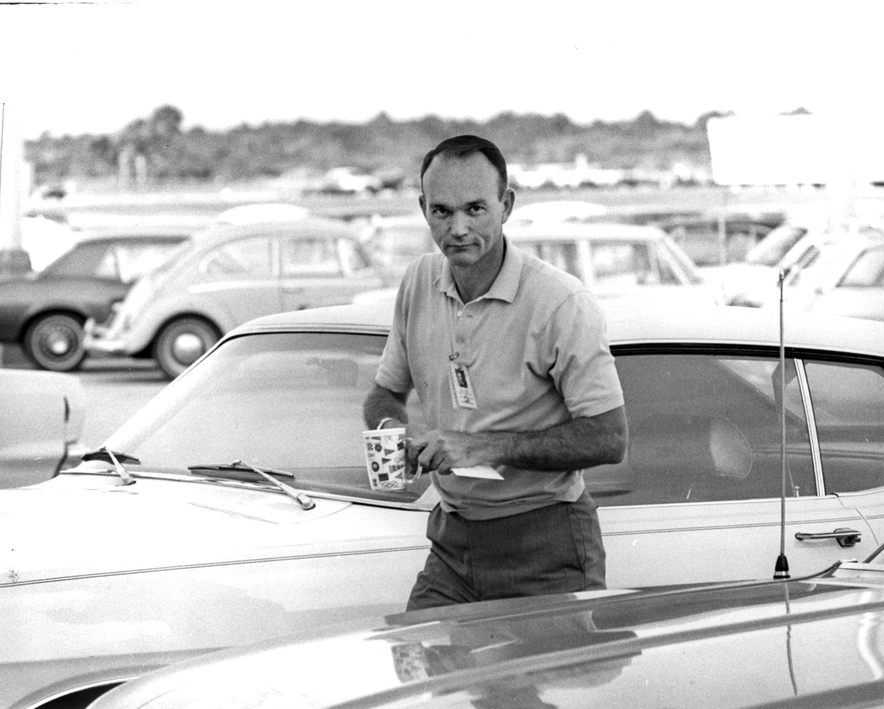 Un'immagine fornita dall'Archivio della NASA: l'astronauta dell'Apollo 11 Michael Collins arriva all'edificio di addestramento dell'equipaggio di volo del Kennedy Space Center in Florida