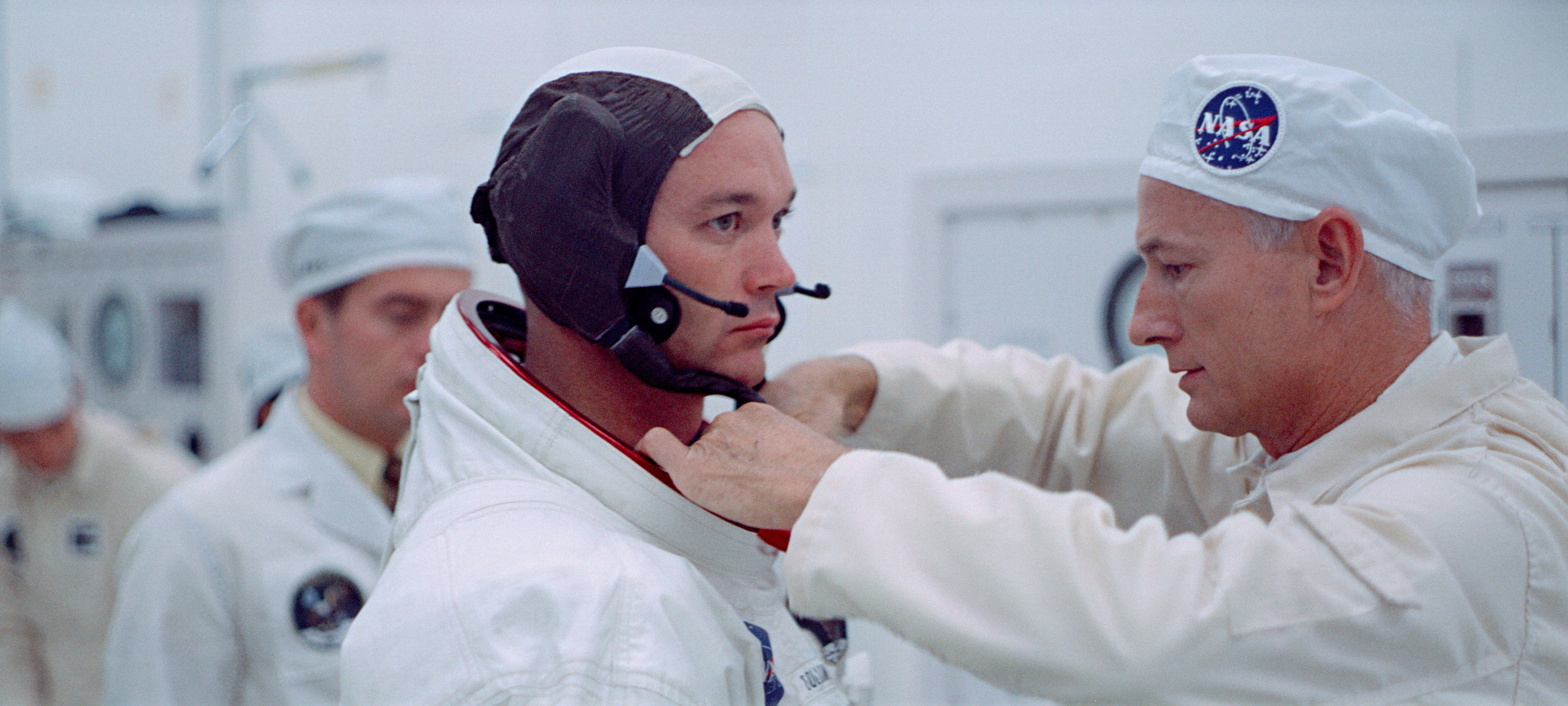 Collins si prepara prima della partenza dell'Apollo 11