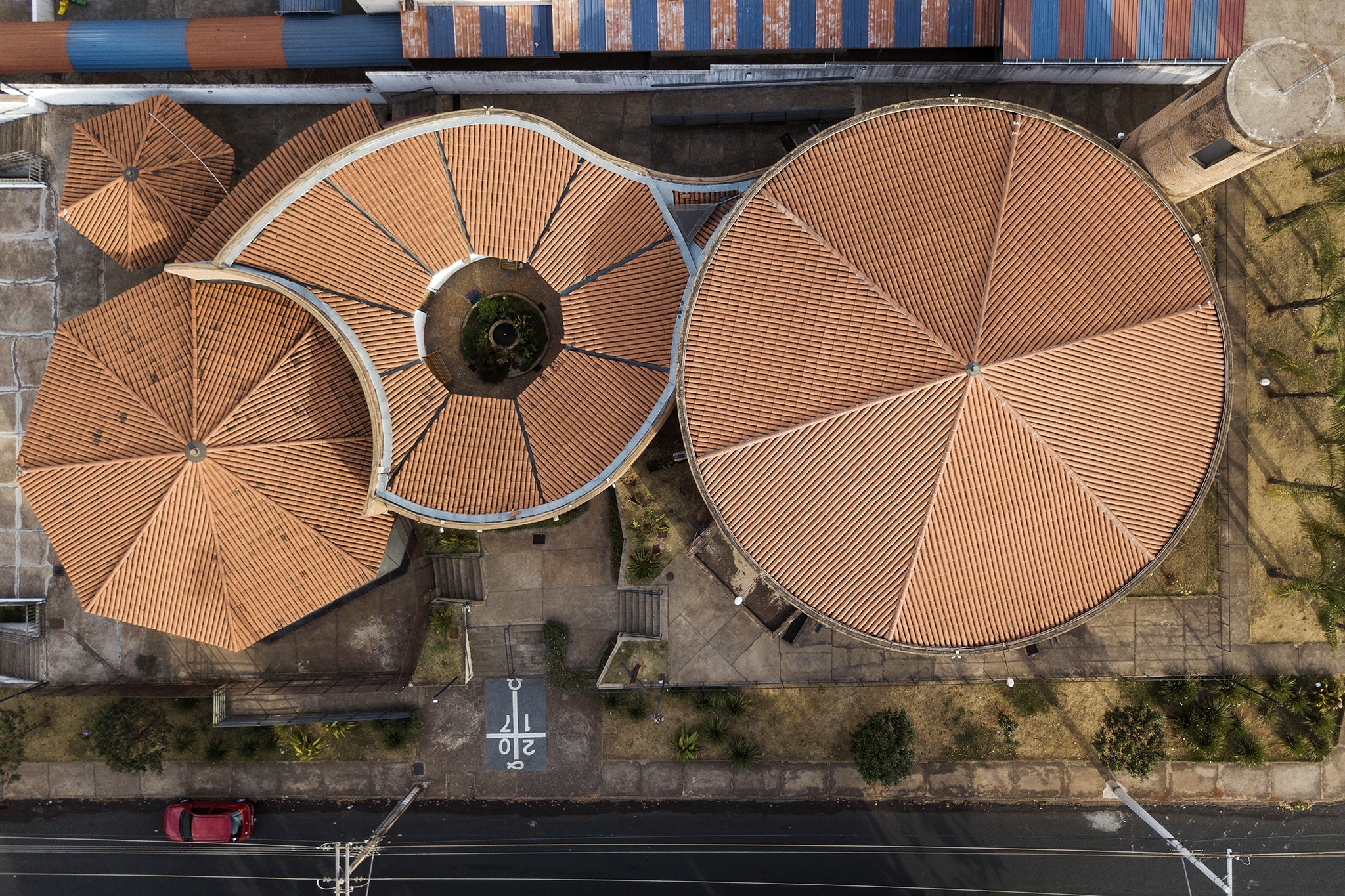 Lina Bo Bardi "Vista aeria di Igreja Divino Esprito Santo". Foto Leonardo Finotti