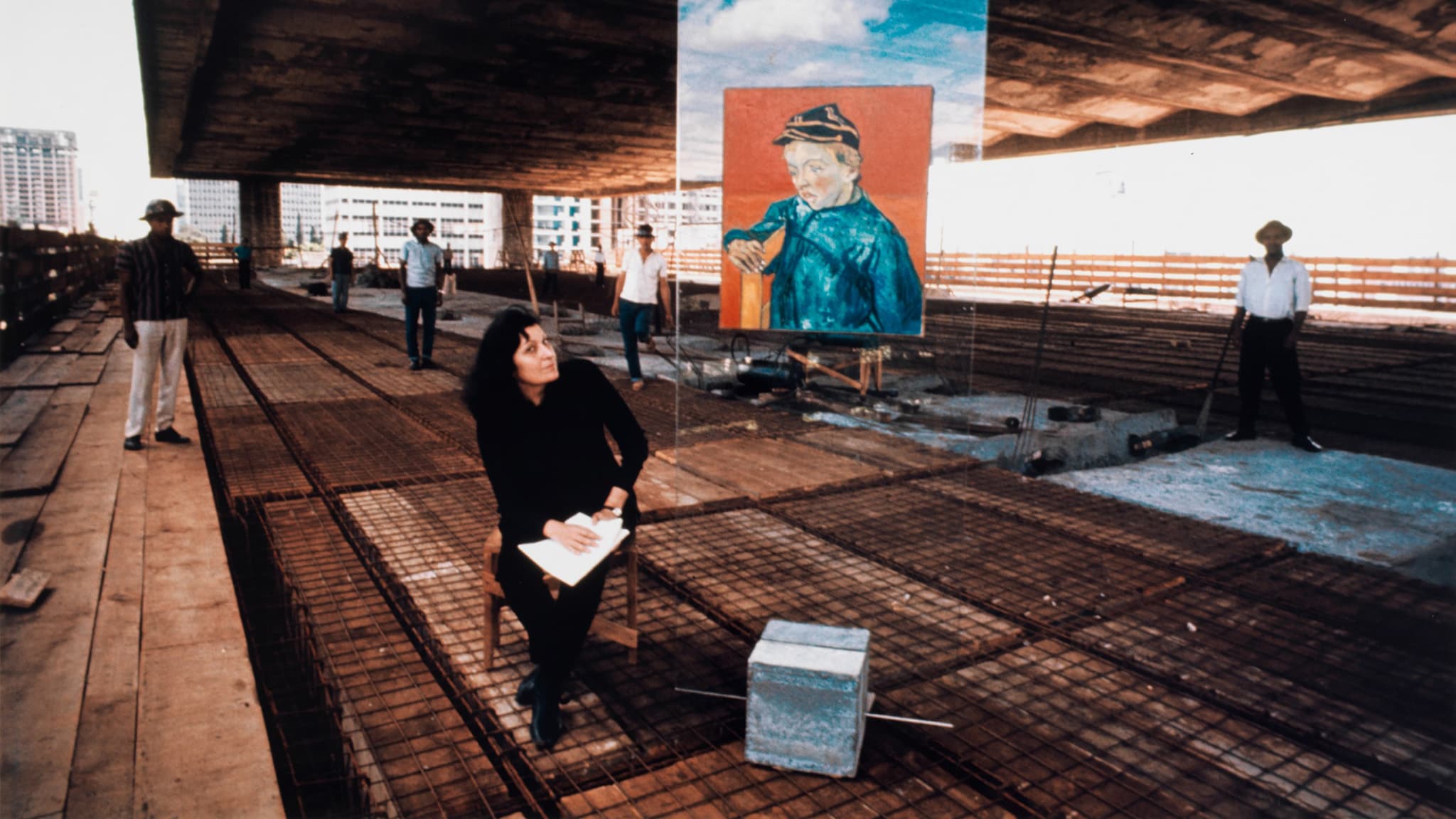 Ritratto di Lina Bo Bardi e cavalletto di vetro con un Van Gogh al cantiere MASP. Courtesy Instituto Bardi