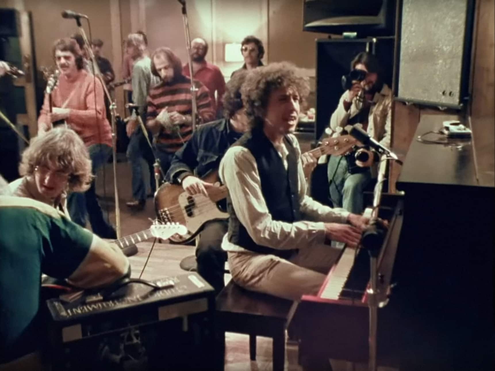 Da sinistra in senso orario: T-Bone Burnett, Bob Dylan, Bob Neuwirth, Mick Ronson e David Blue nel film di Martin Scorzese "Rolling Thunder Revue: A Bob Dylan Story" 
