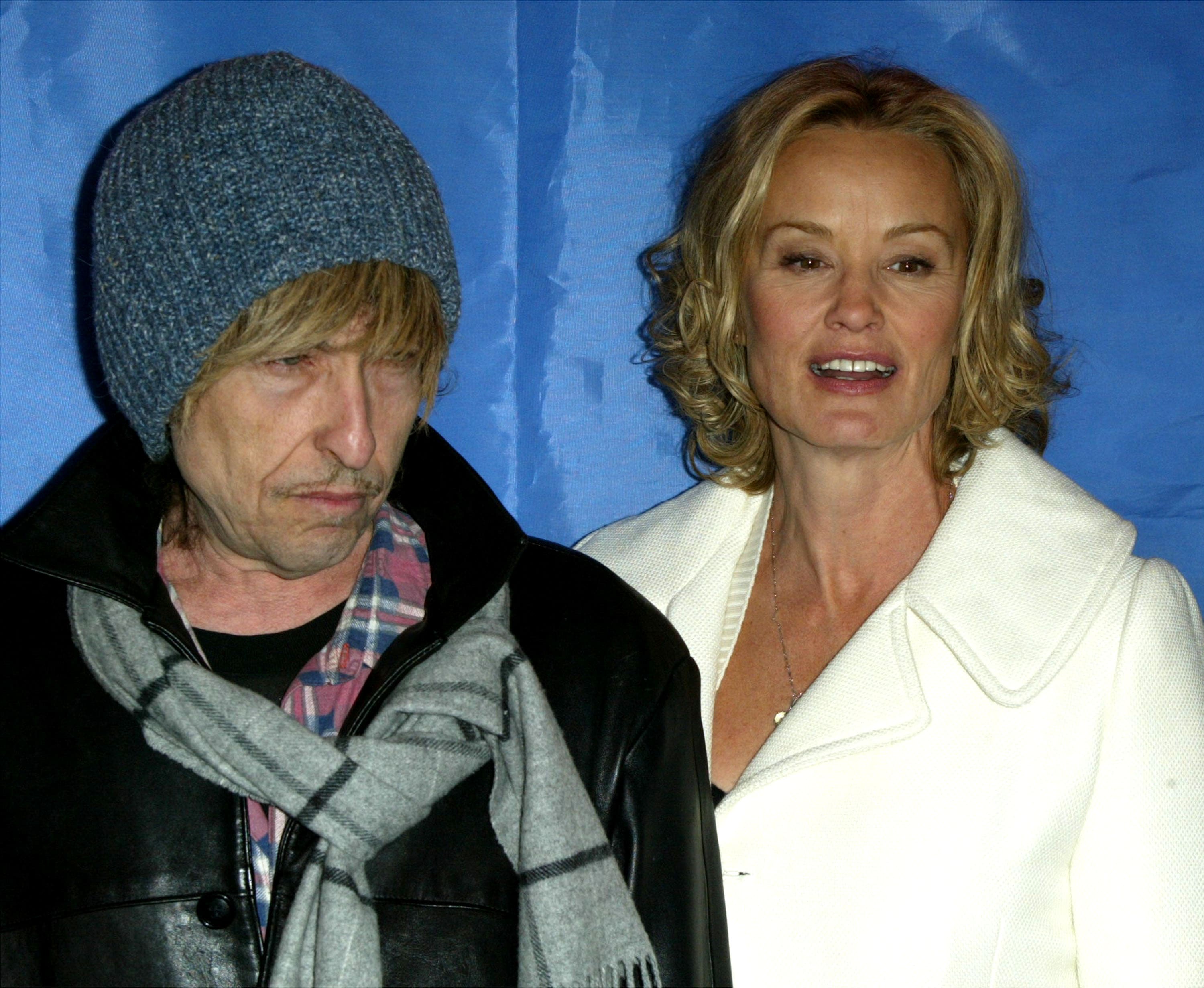 Gennaio 2003. Un Bob Dylan insolitamente biondo e Jessica Lange posano per i fotografi all'anteprima del film "Masked and Anonymous" al Sundance Film Festival 