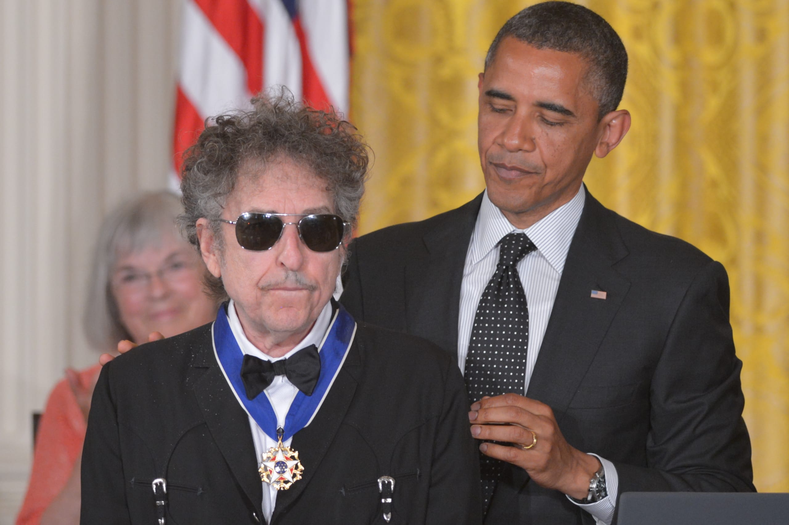 29 maggio 2012. Il presidente Obama insignisce Bob Dylan della medaglia presidenziale della libertà, la più alta onorificenza civile americana, conferita a coloro che hanno dato "un contributo meritorio speciale per la sicurezza o per gli interessi nazionali degli Stati Uniti, per la pace nel mondo, per la cultura o per altra significativa iniziativa pubblica o privata"