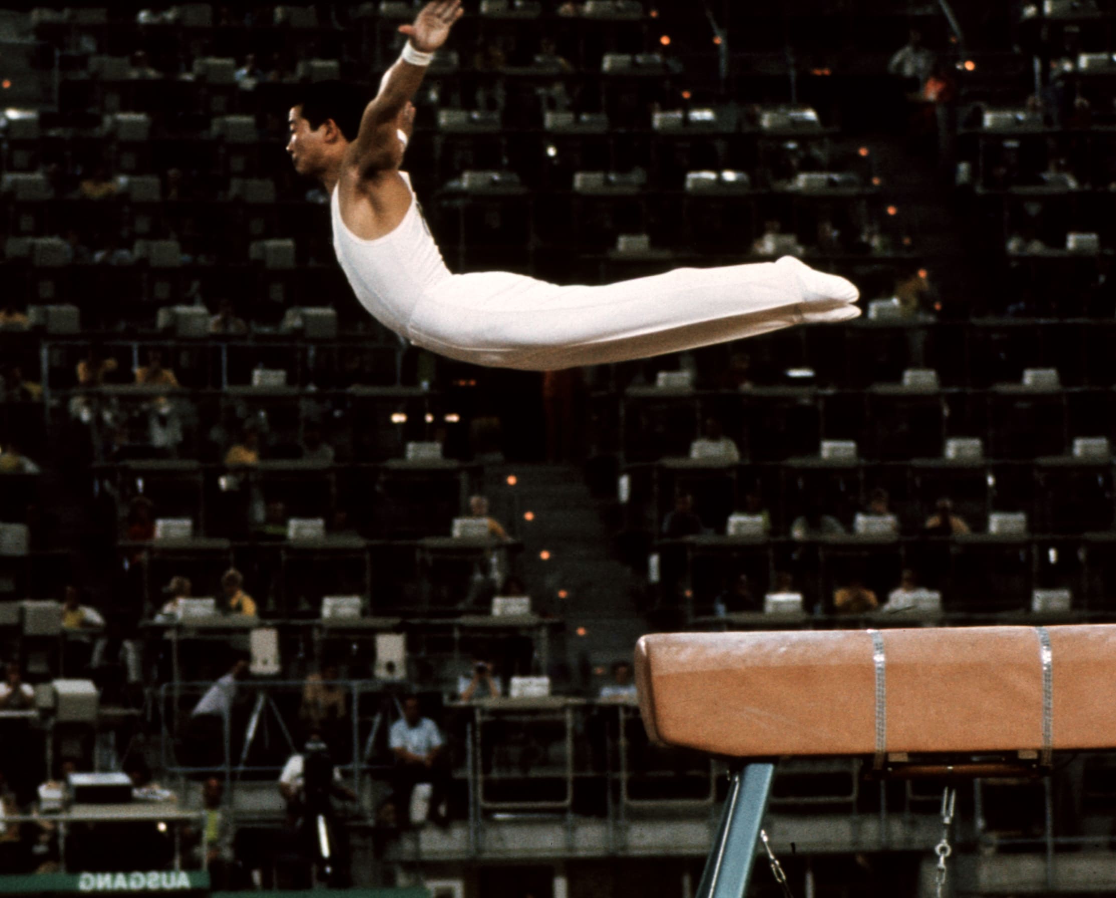 Il giapponese Akonori Nakayama in azione durante la gara di ginnastica