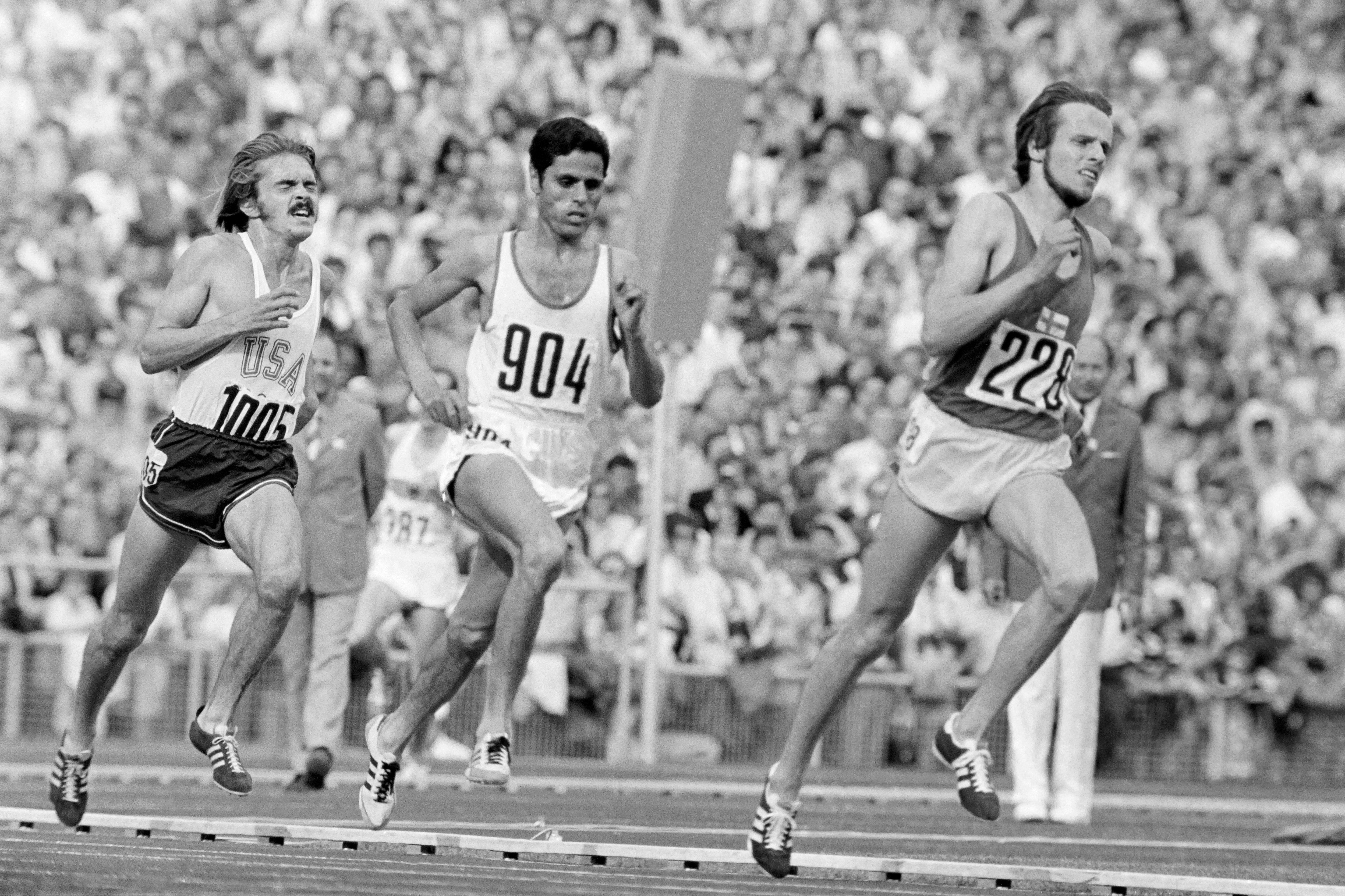 Il corridore finlandese Lasse Viren davanti al tunisino Mohammed Gammoudi vince la medaglia d'oro nella finale dei 5000 metri piani