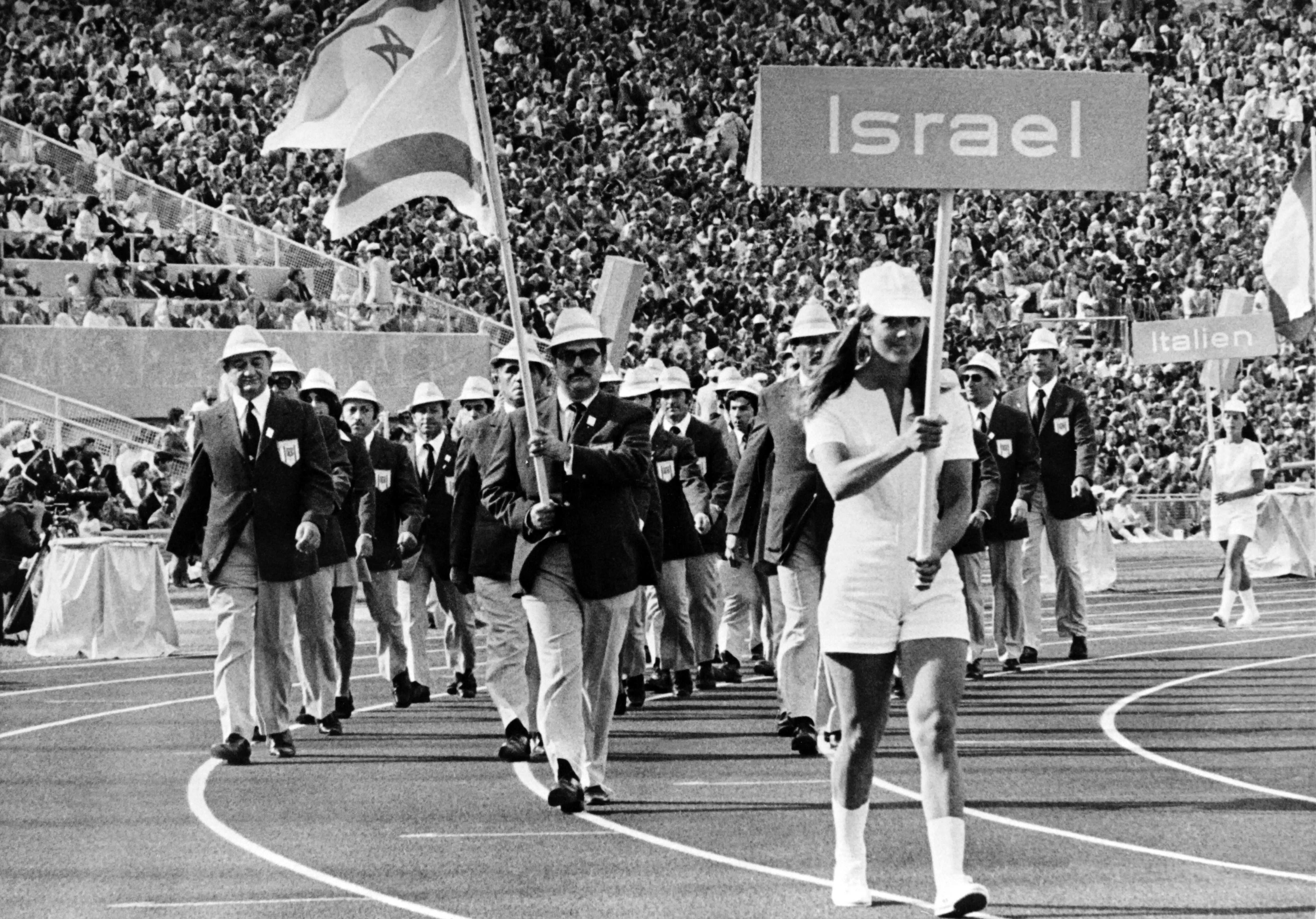 La delegazione israeliana durante l'apertura dei Giochi Olimpici a Monaco