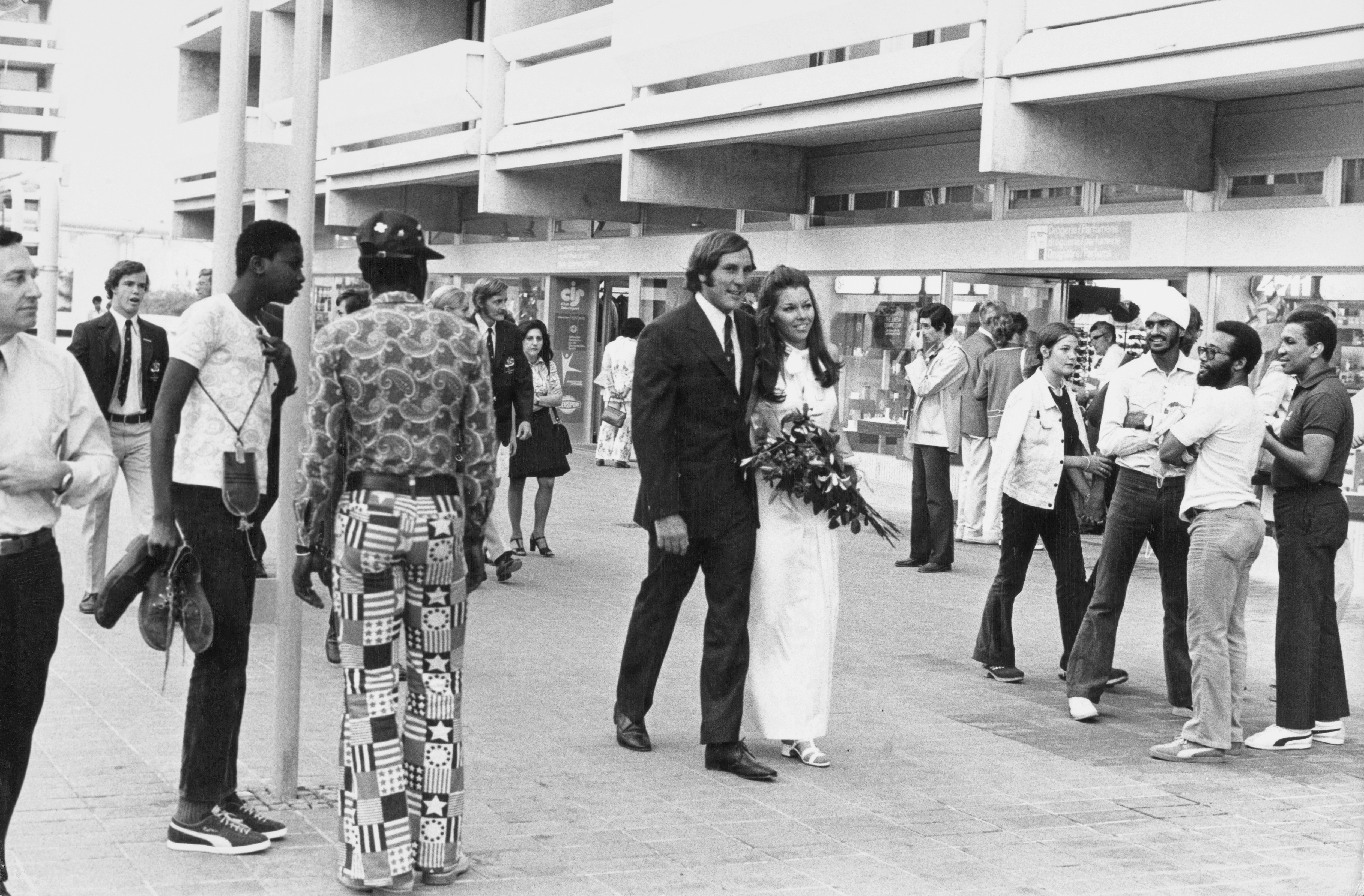 Il giocatore australiano di pallanuoto David Woods e la pallanuotista Judy Kerrison dopo la cerimonia di matrimonio tenutasi durante le Olimpiadi