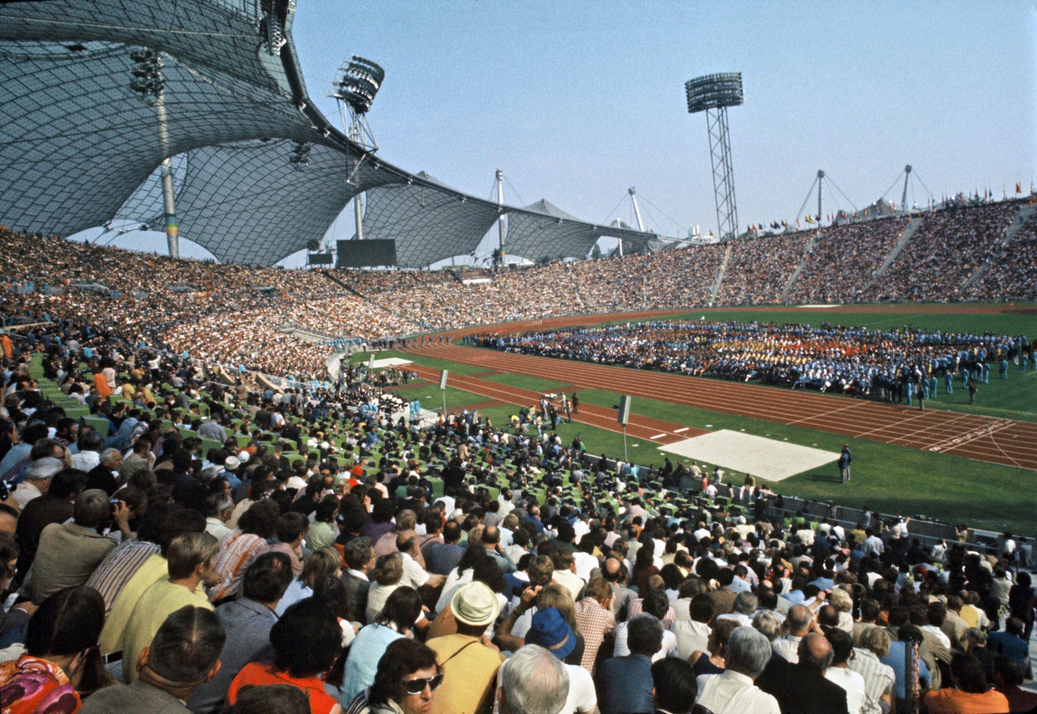 La cerimonia commemorativa per le vittime della presa di ostaggi di atleti israeliani durante i Giochi Olimpici di Monaco del 1972, il 6 settembre 1972, nello stadio olimpico di Monaco. I terroristi palestinesi del gruppo "Settembre nero" avevano preso d'assalto gli alloggi degli atleti israeliani, ne avevano uccisi due e preso in ostaggio altri nove membri della squadra olimpica israeliana nei giorni precedenti. Un'azione di liberazione delle forze di polizia tedesche sull'aeroporto di Fuerstenfeldbruck vicino a Monaco era fallita nella notte del 6 settembre 1972, lasciando tutti gli ostaggi, cinque dei rapitori palestinesi e un poliziotto tedesco morti