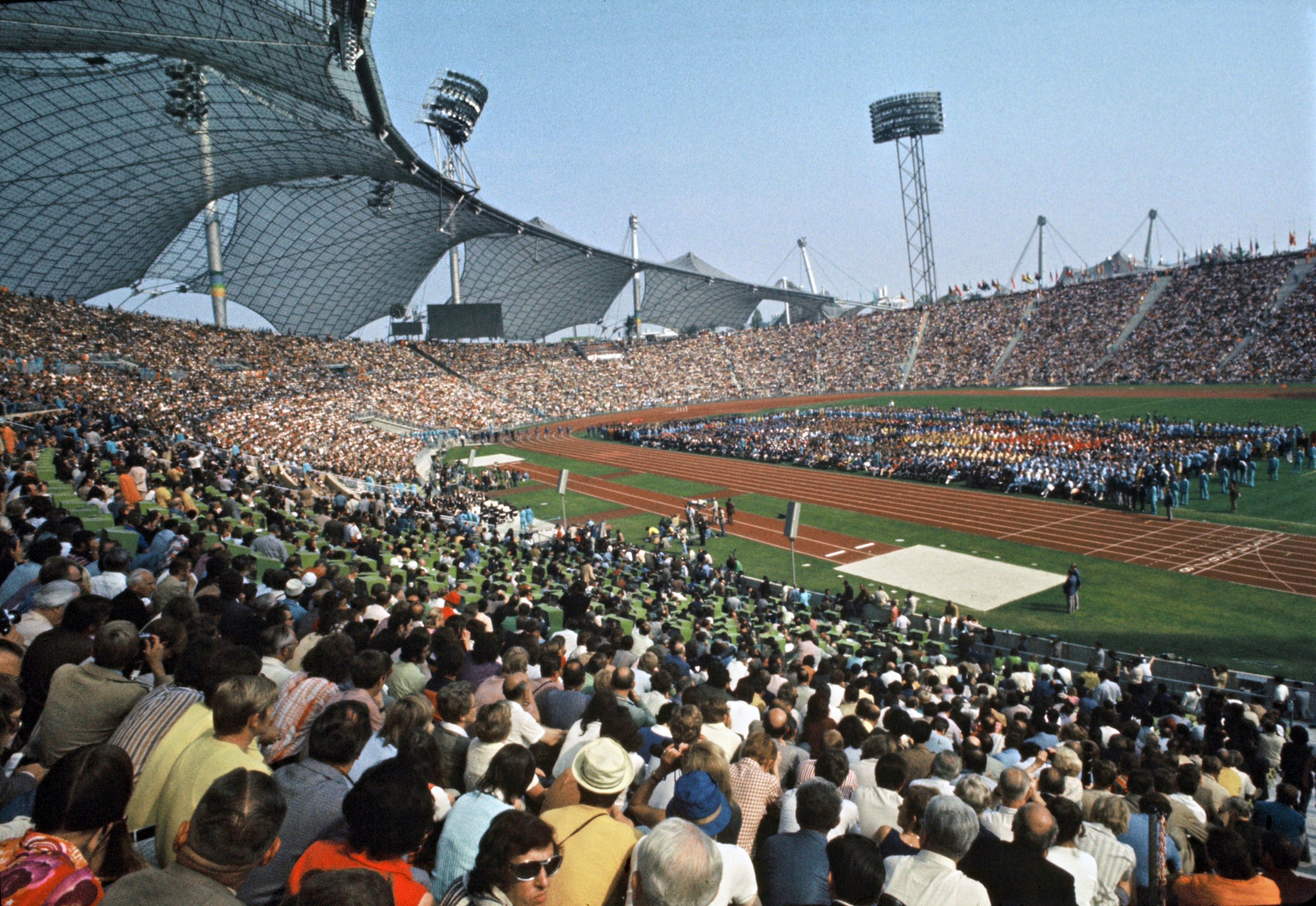 La cerimonia commemorativa per le vittime della presa di ostaggi di atleti israeliani durante i Giochi Olimpici di Monaco del 1972, il 6 settembre 1972, nello stadio olimpico di Monaco. I terroristi palestinesi del gruppo "Settembre nero" avevano preso d'assalto gli alloggi degli atleti israeliani, ne avevano uccisi due e preso in ostaggio altri nove membri della squadra olimpica israeliana nei giorni precedenti. Un'azione di liberazione delle forze di polizia tedesche sull'aeroporto di Fuerstenfeldbruck vicino a Monaco era fallita nella notte del 6 settembre 1972, lasciando tutti gli ostaggi, cinque dei rapitori palestinesi e un poliziotto tedesco morti