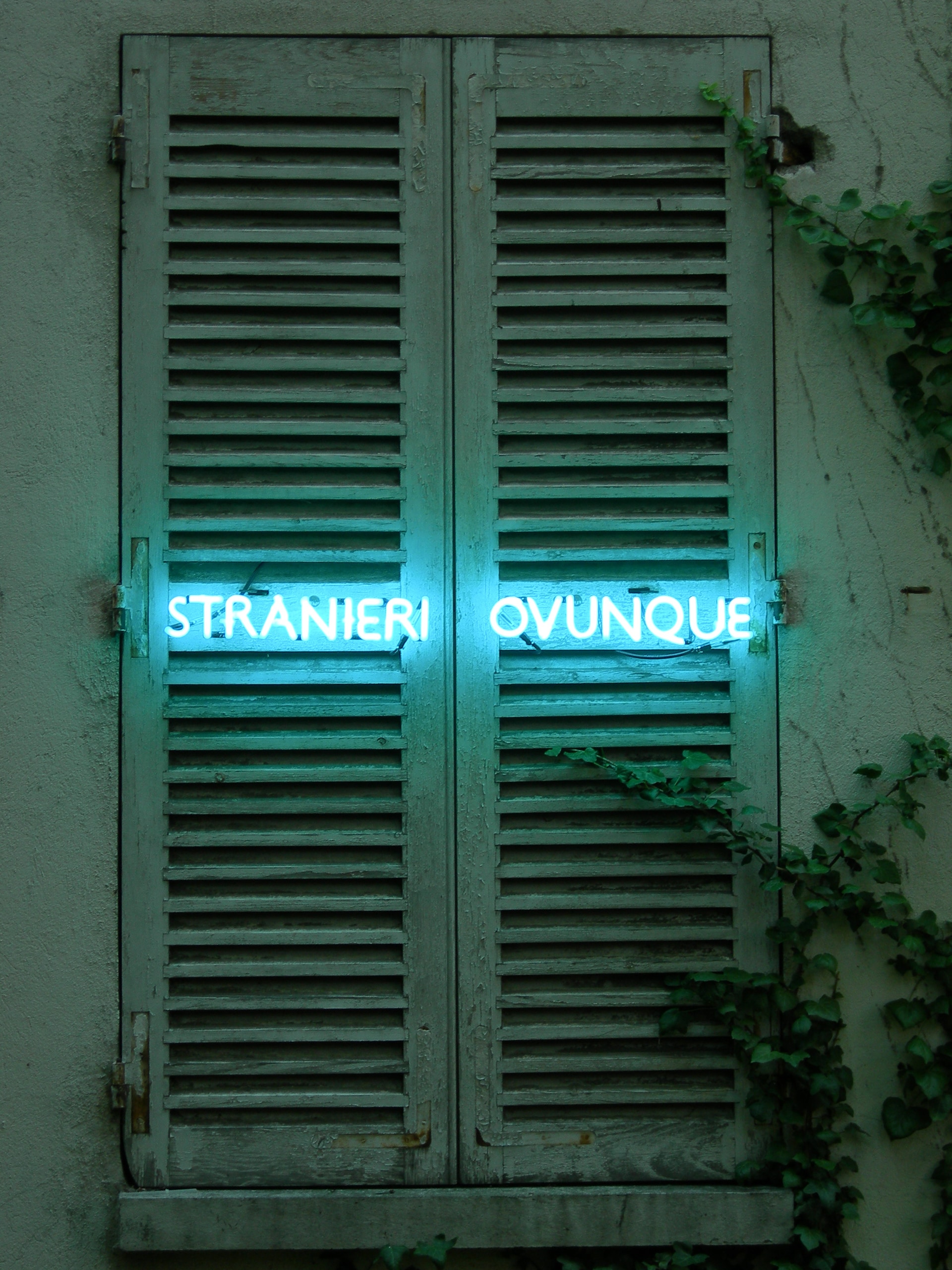 Claire Fontaine "Foreigners Everywhere (Italian)", 2004. Veduta dell’installazione: Cité internationale des arts Paris, Montmartre, Parigi, 2004. Foto James Thornhill, © Claire Fontaine. Courtesy Claire Fontaine e Galleria T293, Rome 