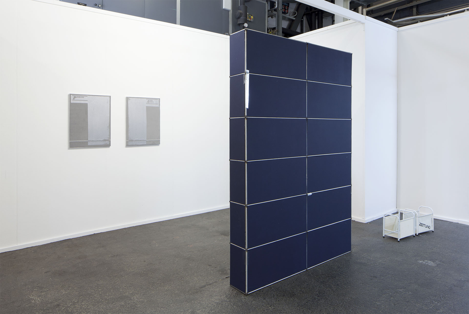 Lorenza Longhi "Untitled (RAL 5011)", 2019. Acciaio, cartone alveolare, nastro adesivo, 210 x 150 x 20 cm. Foto BAK/OFC Guadalupe Ruiz, 2019. Courtesy dell'artista e Fanta-MLN 