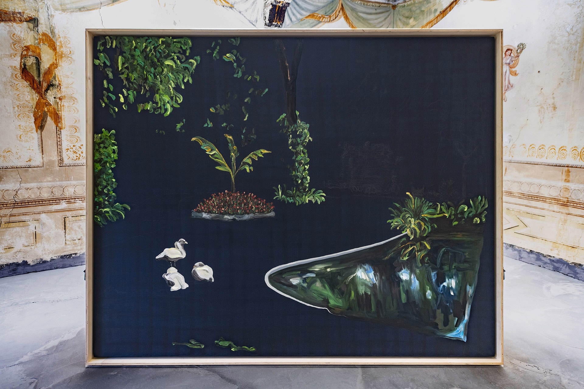 Matteo Fato "Pitture Naturali (la rosa dipinta non nega la rosa vera)" 2013 / 2021. Olio su lino, 250 x 200 + 60 x 50 cm, cassa da trasporto in multistrato, n° 2 neon 60 x 60 cm (ognuno), disegno digitale e testo di Gianni Garrera, stampati su carta 100% cotone, cornice in multistrato, 42 x 29,7 cm (ognuno), visore stereoscopico, piedistallo in multistrato dipinto ad olio. Courtesy dell’Artista e Monitor, Rome - Lisbon - Pereto (AQ) 