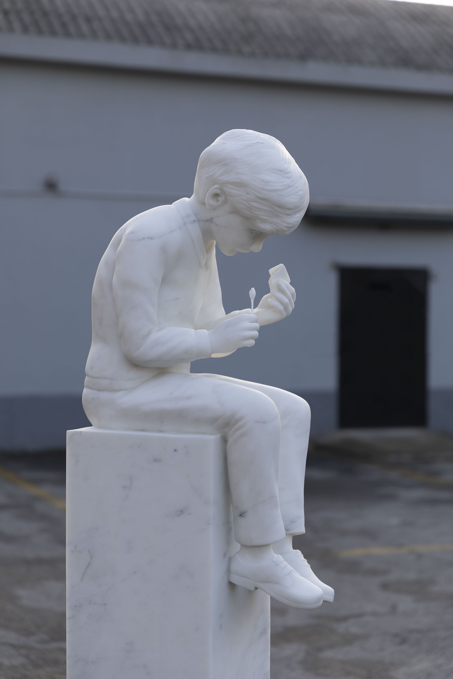Diego Marcon "Ludwig", 2018. Veduta dell’installazione, Diego Marcon, Galleria ZERO..., Milano. Marmo bianco altissimo di Carrara. 33x49x179 cm, prodotto da Fondazione Hernaux. Foto Roberto Marossi. Courtesy l’artista ed Ermes – Ermes, Roma/Vienna 