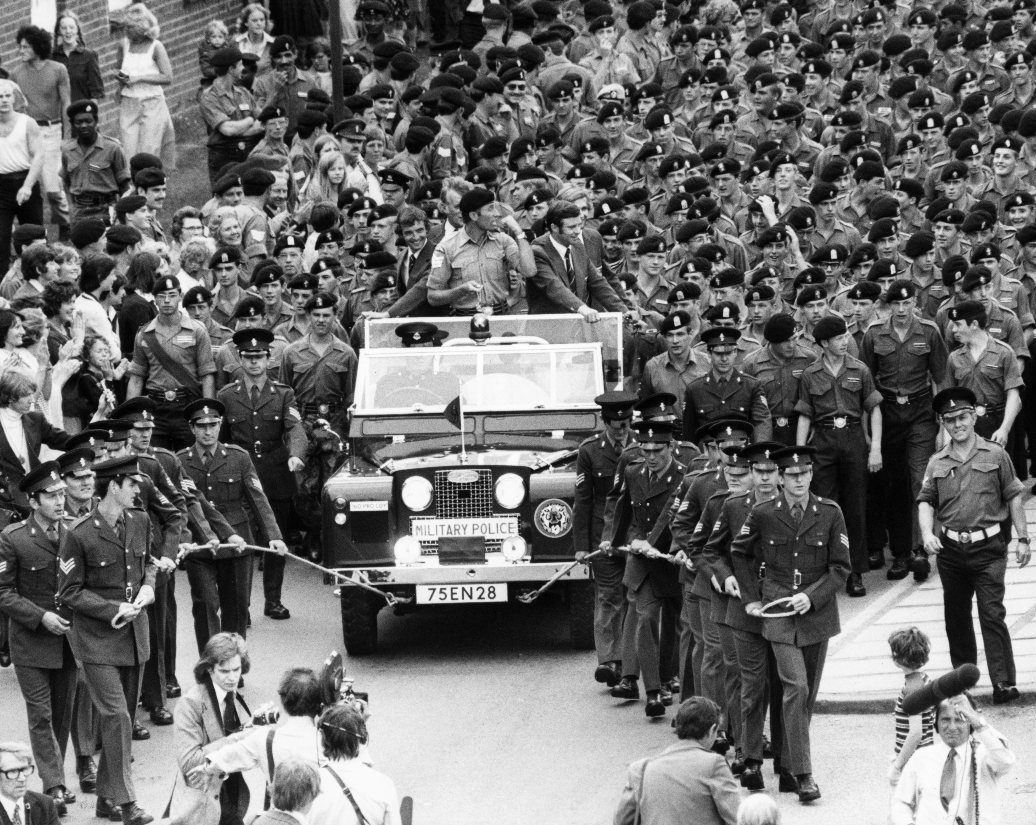 4 agosto 1976: i pentatleti olimpici americani Sergeant Jim Fox, Adrian Parker, Danny Nightingdale e Andy Archibald tornano trionfanti dalle Olimpiadi di Montreal, dove hanno vinto la medaglia d'oro a squadre nel Pentathlon moderno