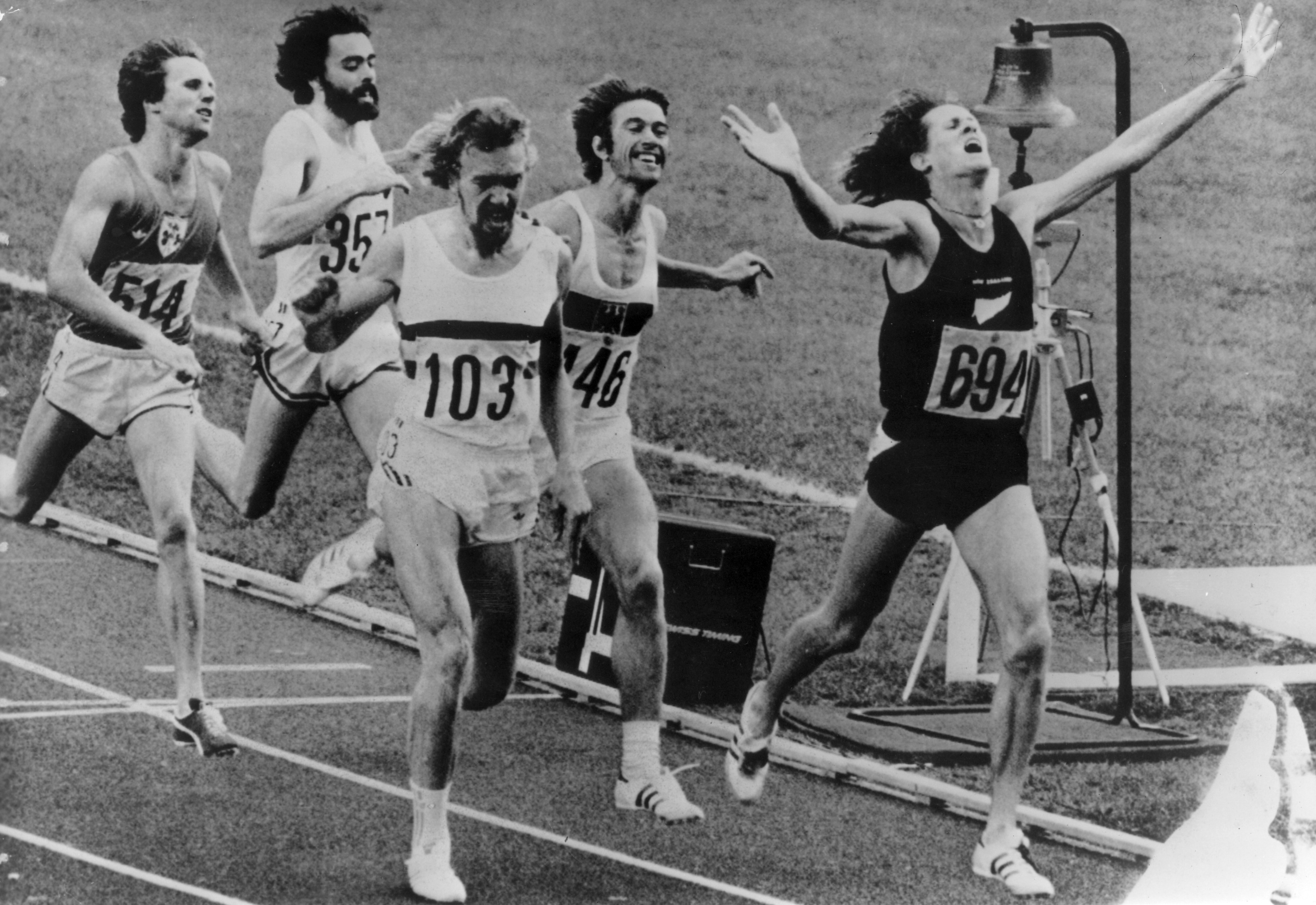 Il neozelandese John Walker che allunga le mani dopo aver tagliato il traguardo della finale maschile dei 1500 metri piani