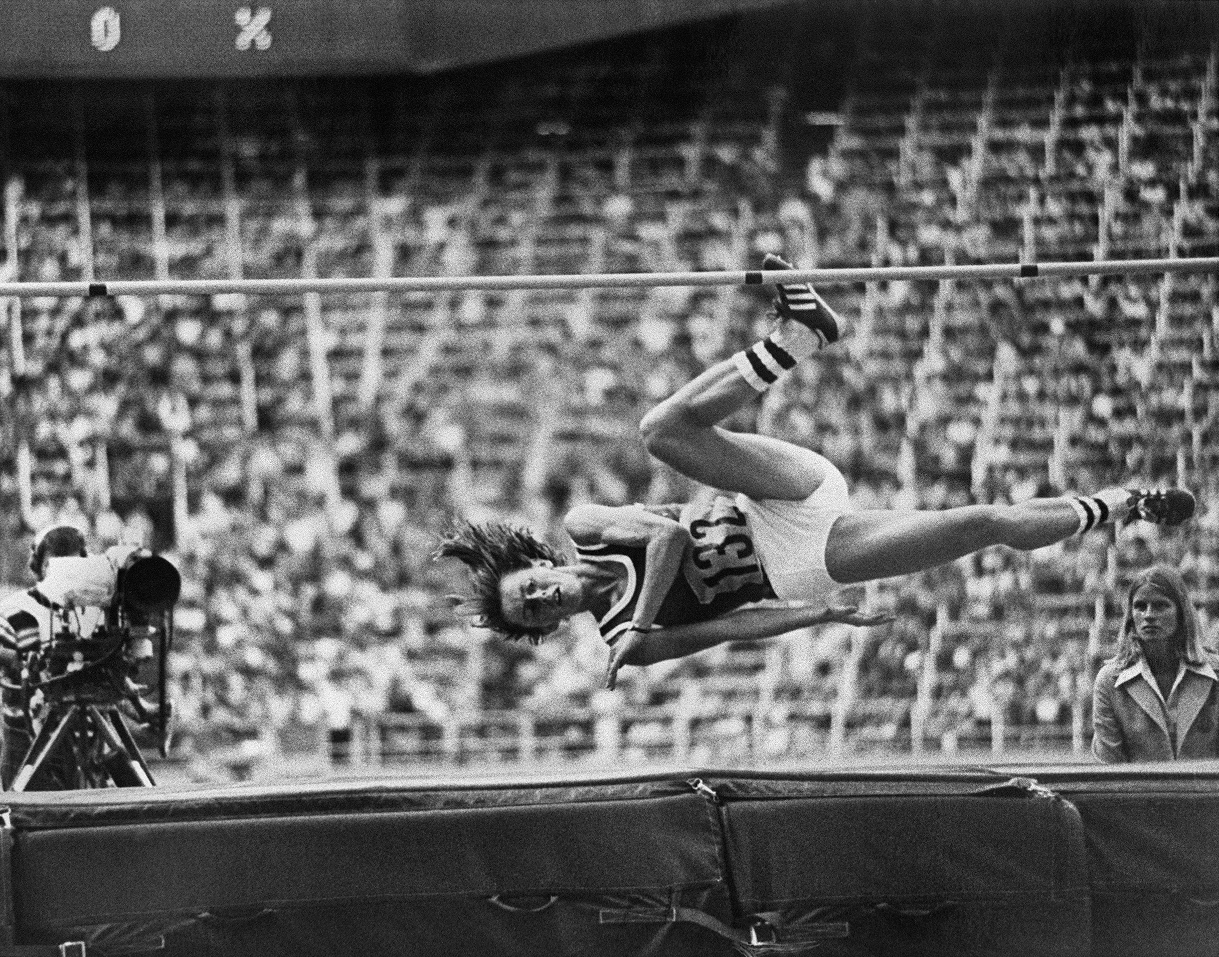L'atleta della Germania dell'Est Rosemarie Ackermann durante la gara di salto in alto