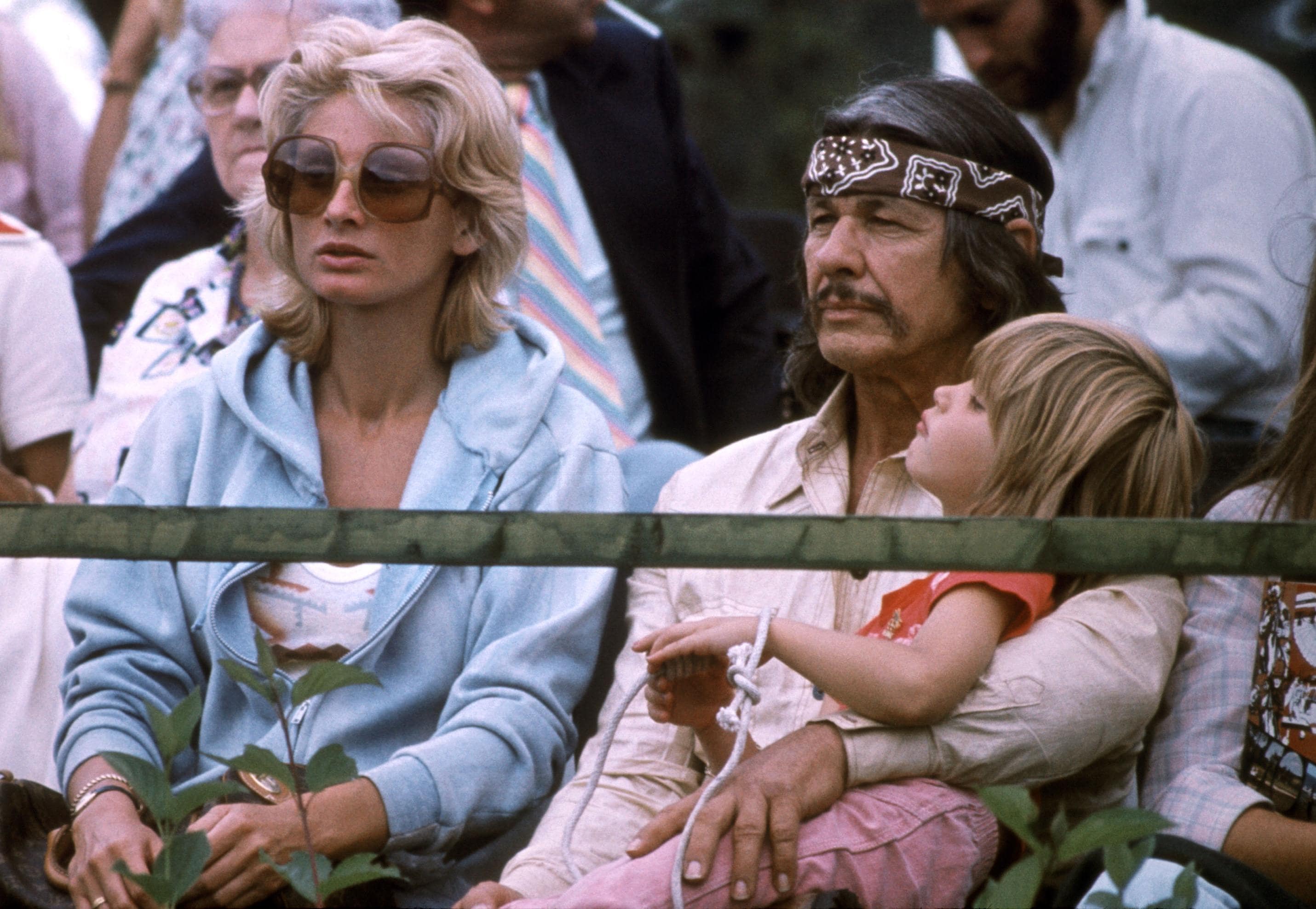 L'attore statunitense Charles Bronson con sua moglie Jill Ireland e sua figlia durante i Giochi Olimpici di Montreal