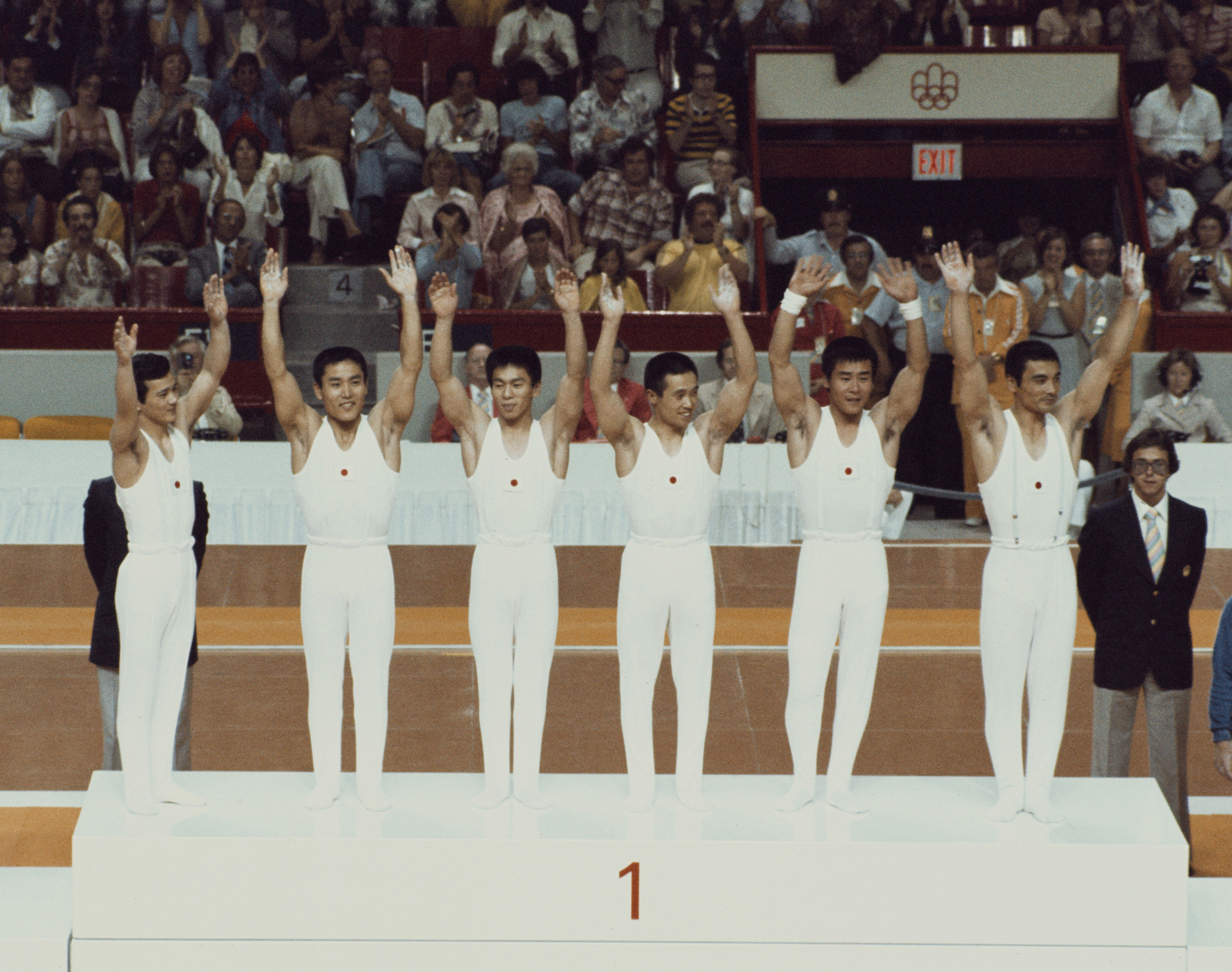 La squadra di ginnastica giapponese al momento della premiazione della gara a squadre