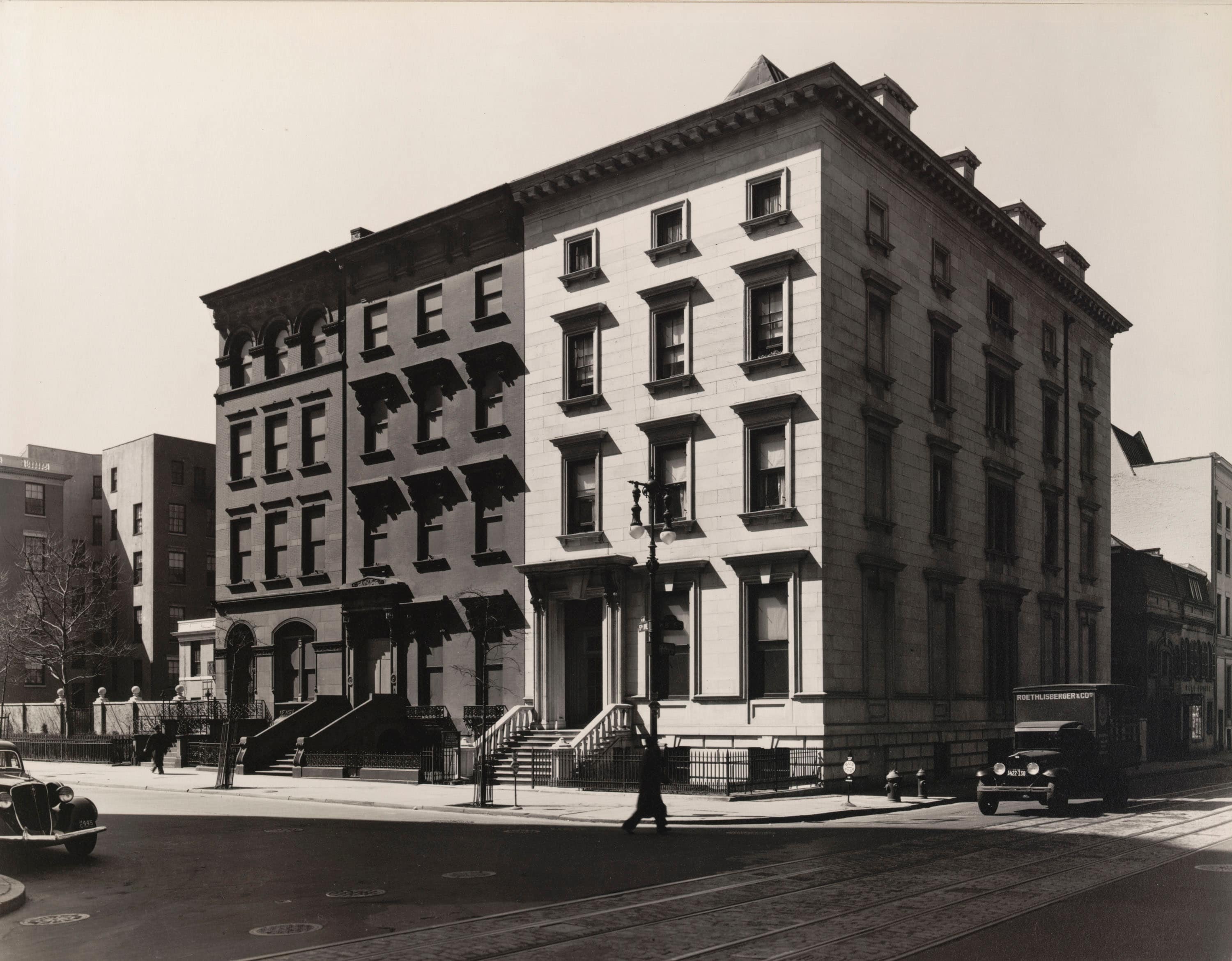 Berenice Abbott: Fifth Avenue, Nos. 4, 6, 8, Manhattan, March 20, 1936. Stampa alla gelatina ai sali d’argento, 38.6 x 49.5 cm. The Museum of Modern Art, New York Thomas Walther Collection. Gift of Mr. Robert C. Weinberg, by exchange © 2021 Estate of Berenice Abbott Digital Image © 2021 The Museum of Modern Art, New York/Scala, Florence