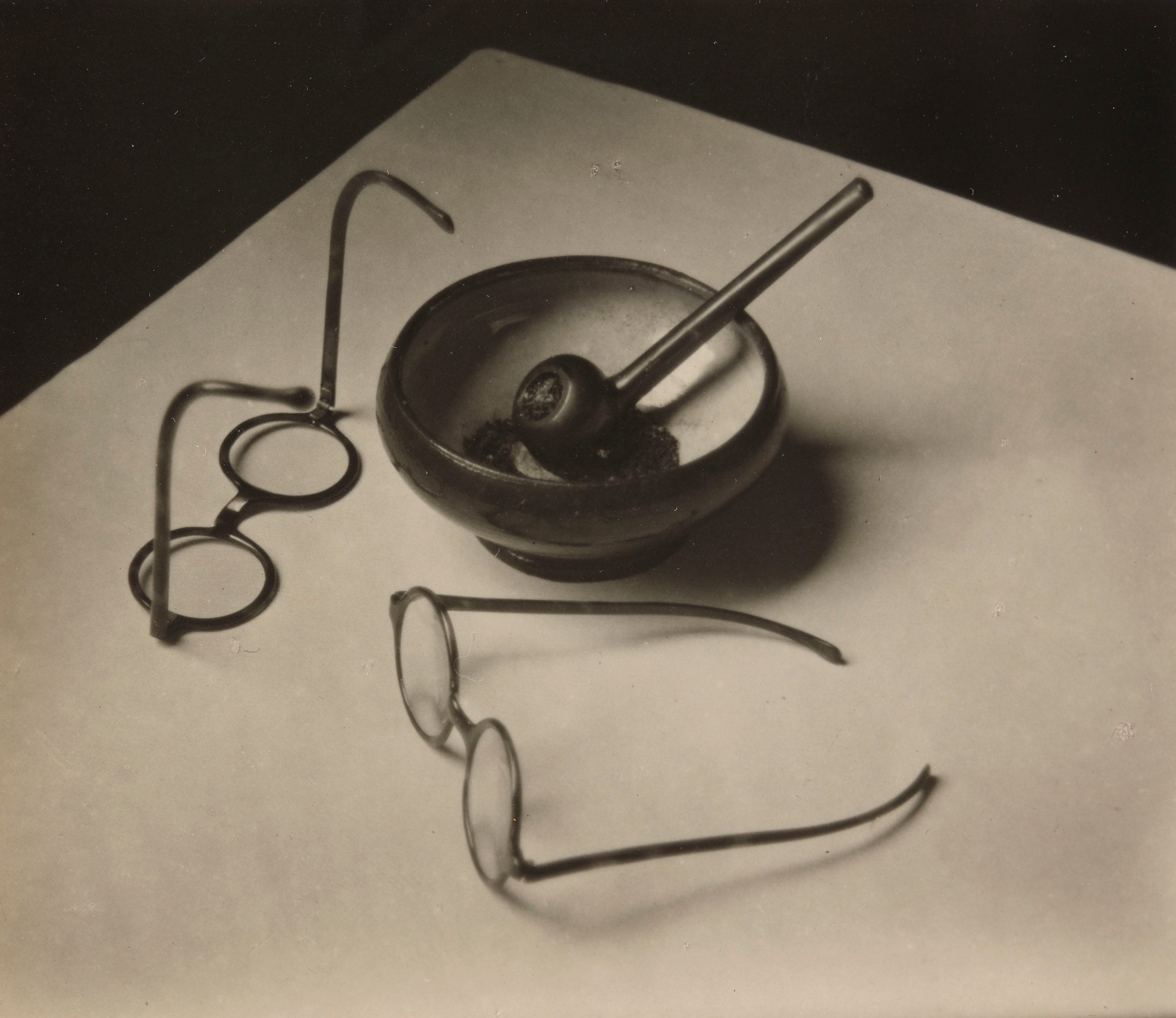 André Kertész: Mondrian's Glasses and Pipe, 1926. Stampa alla gelatina ai sali d’argento, 7.9 x 9.3 cm. The Museum of Modern Art, New York Thomas Walther Collection. Grace M. Mayer Fund © Estate of André Kertész Digital Image © 2021 The Museum of Modern Art, New York/Scala, Florence
