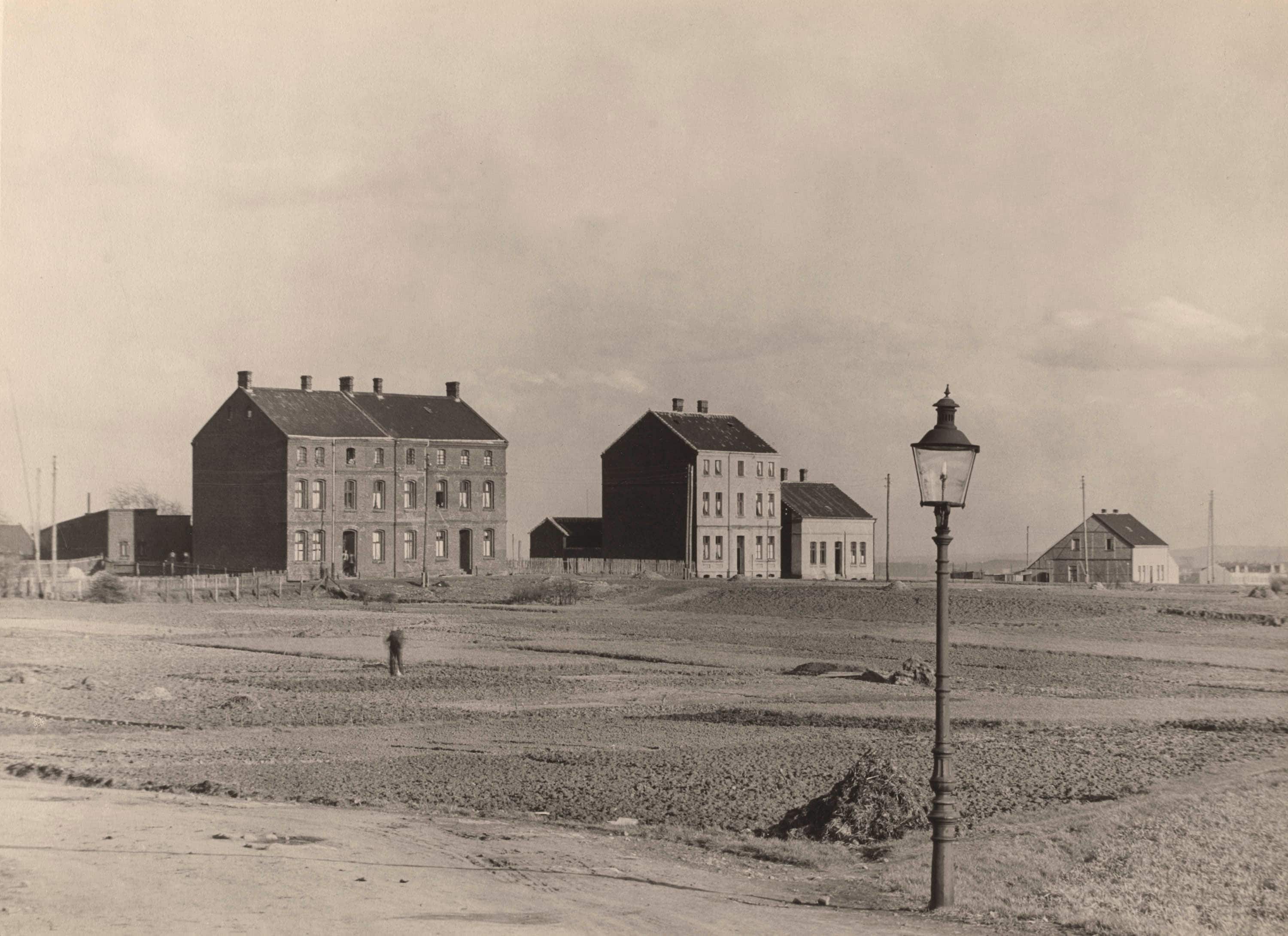 Albert Renger-Patzsch: Pitmen’s houses in Essen, Stoppenberg, 1929. Stampa alla gelatina ai sali d’argento 27.3 x 37.6 cm The Museum of Modern Art, New York Thomas Walther Collection. Gift of James Thrall Soby, by exchange © Albert Renger-Patzsch/Archiv Ann und Jürgen Wilde, Zülpich / 2021, ProLitteris, Zurich Digital Image © 2021 The Museum of Modern Art, New York/Scala, Florence