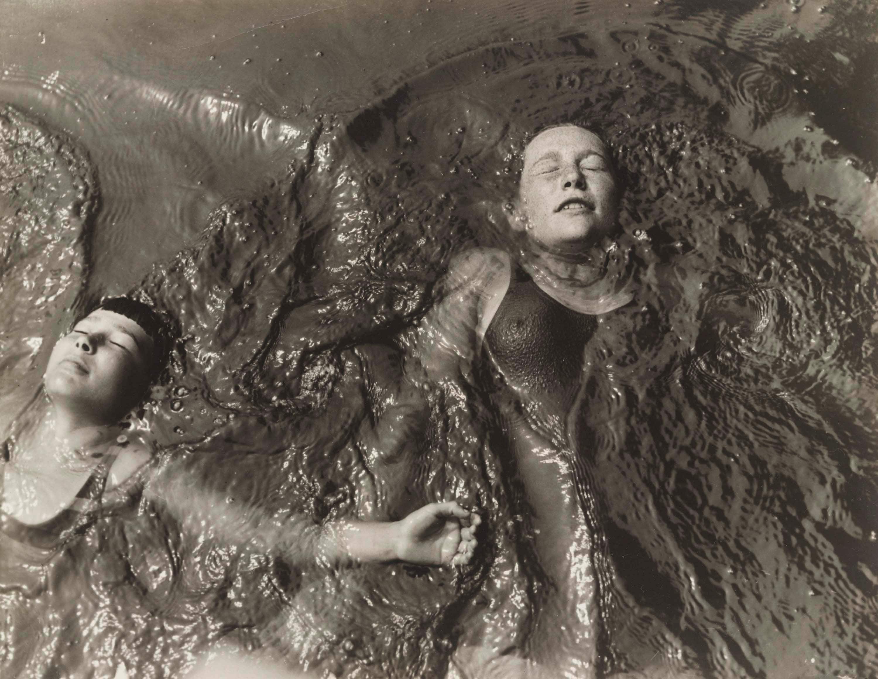 Kate Steinitz: Backstroke, 1930. Stampa alla gelatina ai sali d’argento, 26.6 x 34.1 cm. The Museum of Modern Art, New York Thomas Walther Collection. Gift of Thomas Walther © Steinitz Family Art Collection, 1930 Digital Image © 2021 The Museum of Modern Art, New York/Scala, Florence