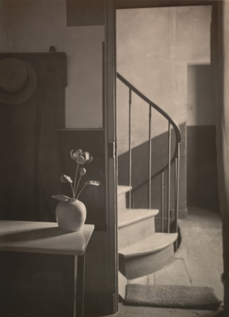 André Kertész: Chez Mondrian, 1926. Stampa alla gelatina ai sali d’argento, 10.8 x 7.8 cm. The Museum of Modern Art, New York Thomas Walther Collection. Grace M. Mayer Fund and gift of the artist, by exchange © RMN-Grand Palais - Gestion droit d'auteur Digital Image © 2021 The Museum of Modern Art, New York/Scala, Florence