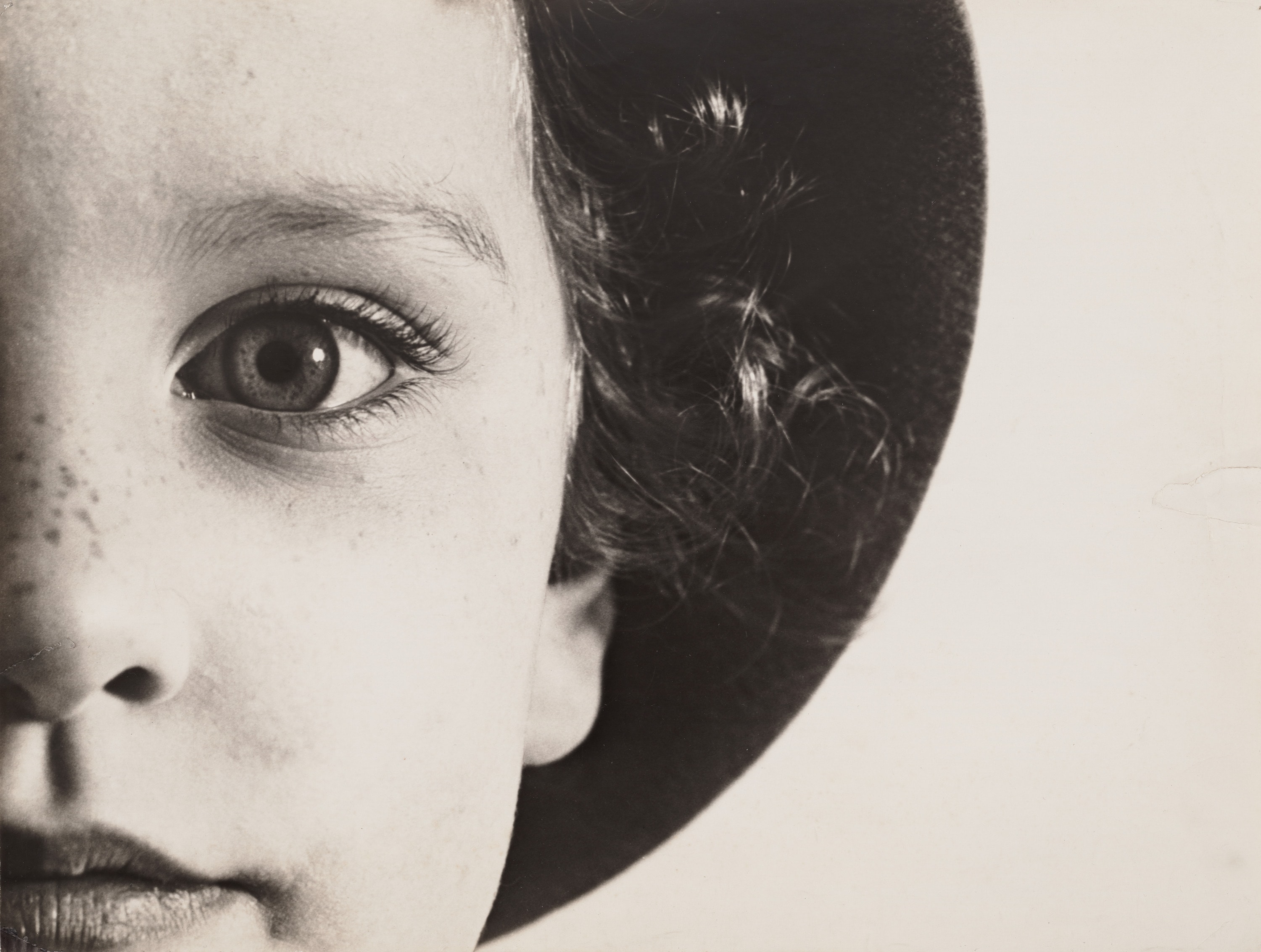 Max Burchartz: Lotte (Eye), 1928. Stampa alla gelatina ai sali d’argento, 30.2 x 40 cm. The Museum of Modern Art, New York Thomas Walther Collection. Acquired through the generosity of Peter Norton © 2021, ProLitteris, Zürich Digital Image © 2021 The Museum of Modern Art, New York/Scala, Florence