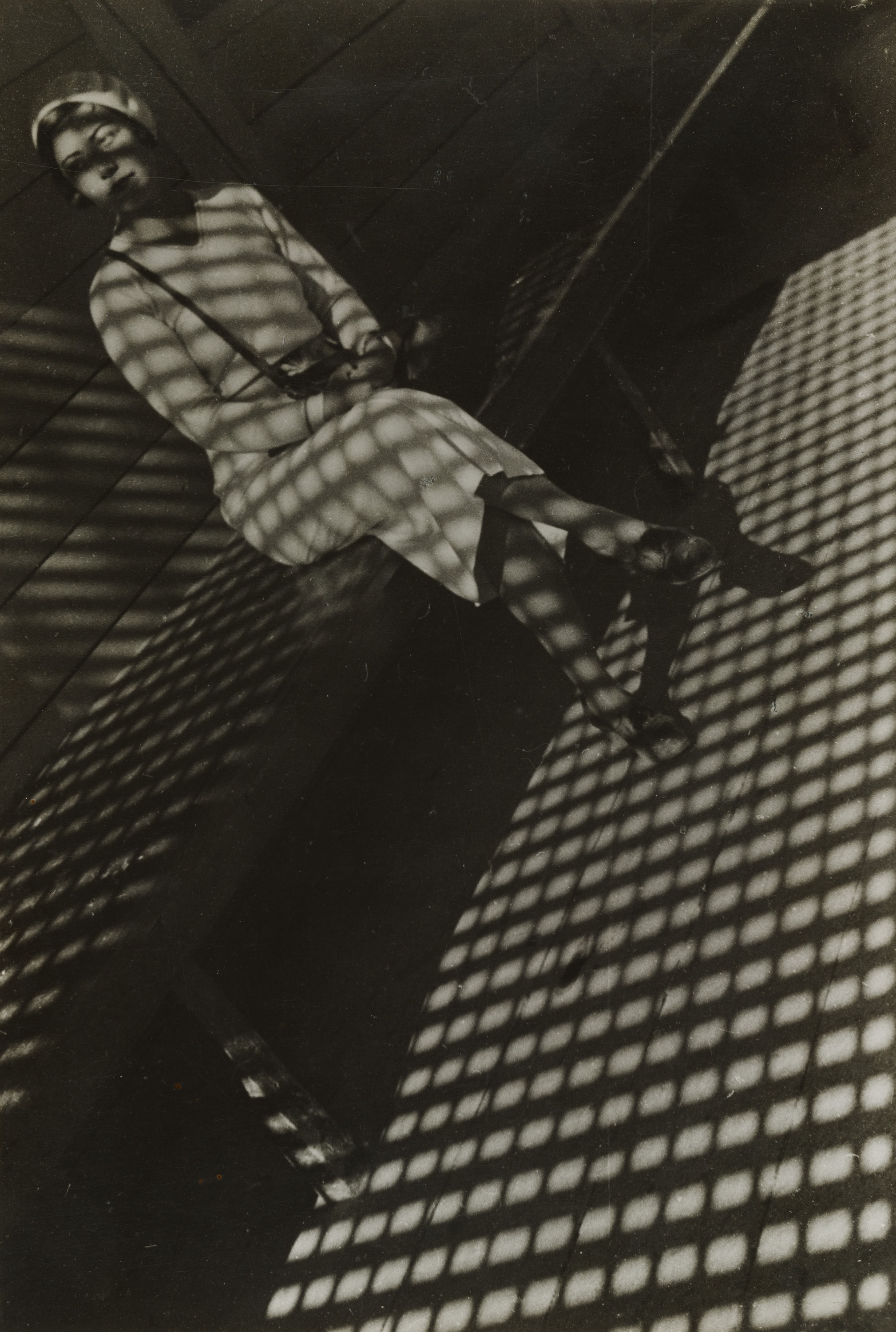 Aleksandr Rodcenko: Girl with a Leica, 1932–33. Stampa alla gelatina ai sali d’argento, 30 x 20.3 cm. The Museum of Modern Art, New York Thomas Walther Collection. Gift of Shirley C. Burden, by exchange © 2021, ProLitteris, Zürich Digital Image © 2021 The Museum of Modern Art, New York/Scala, Florence