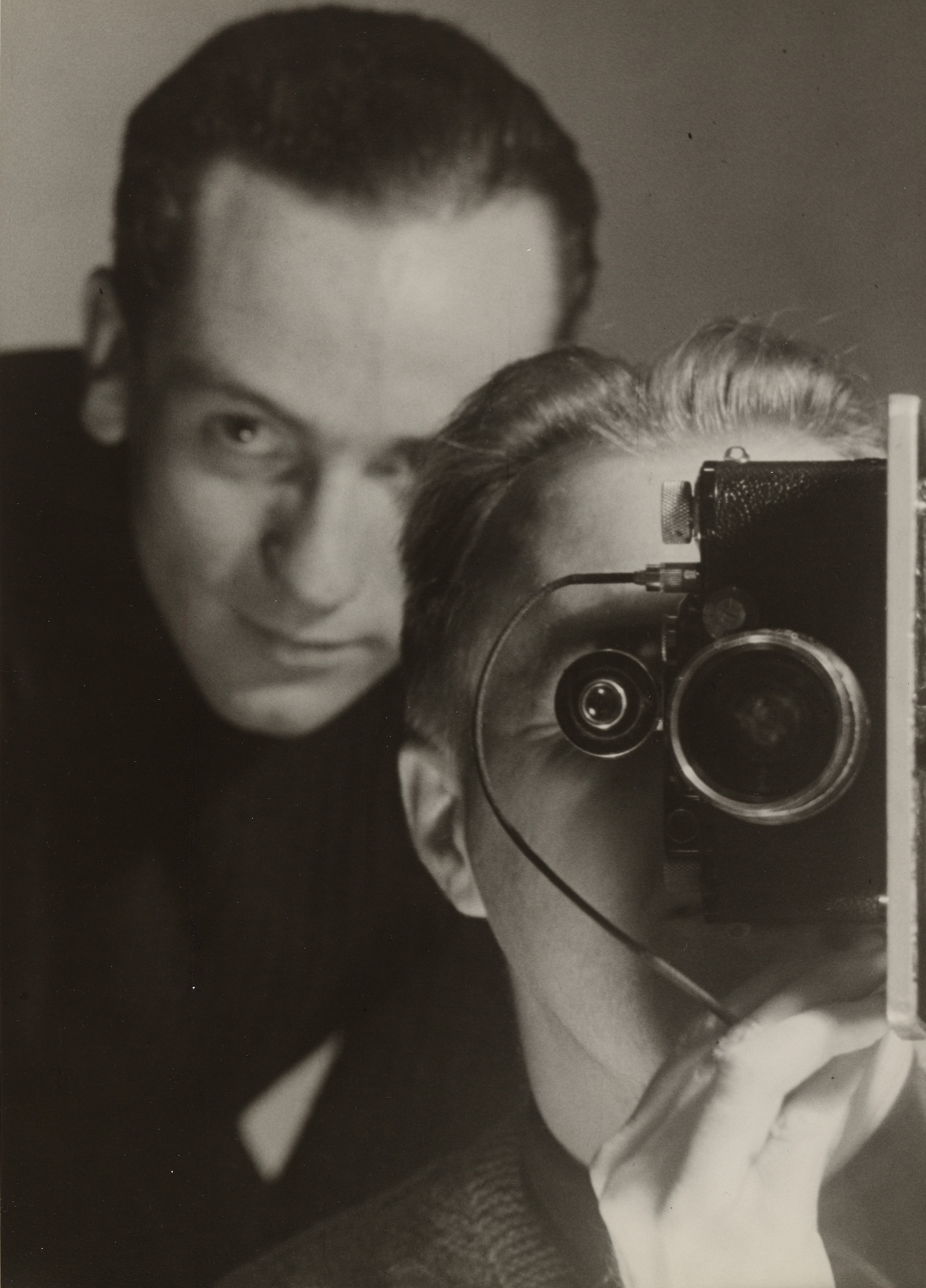 Maurice Tabard: Untitled (Self-Portrait with Roger Parry), c. 1936. Stampa alla gelatina ai sali d’argento, 23.5 x 16.8 cm. The Museum of Modern Art, New York Thomas Walther Collection. Gift of Thomas Walther Digital Image © 2021 The Museum of Modern Art, New York/Scala, Florence
