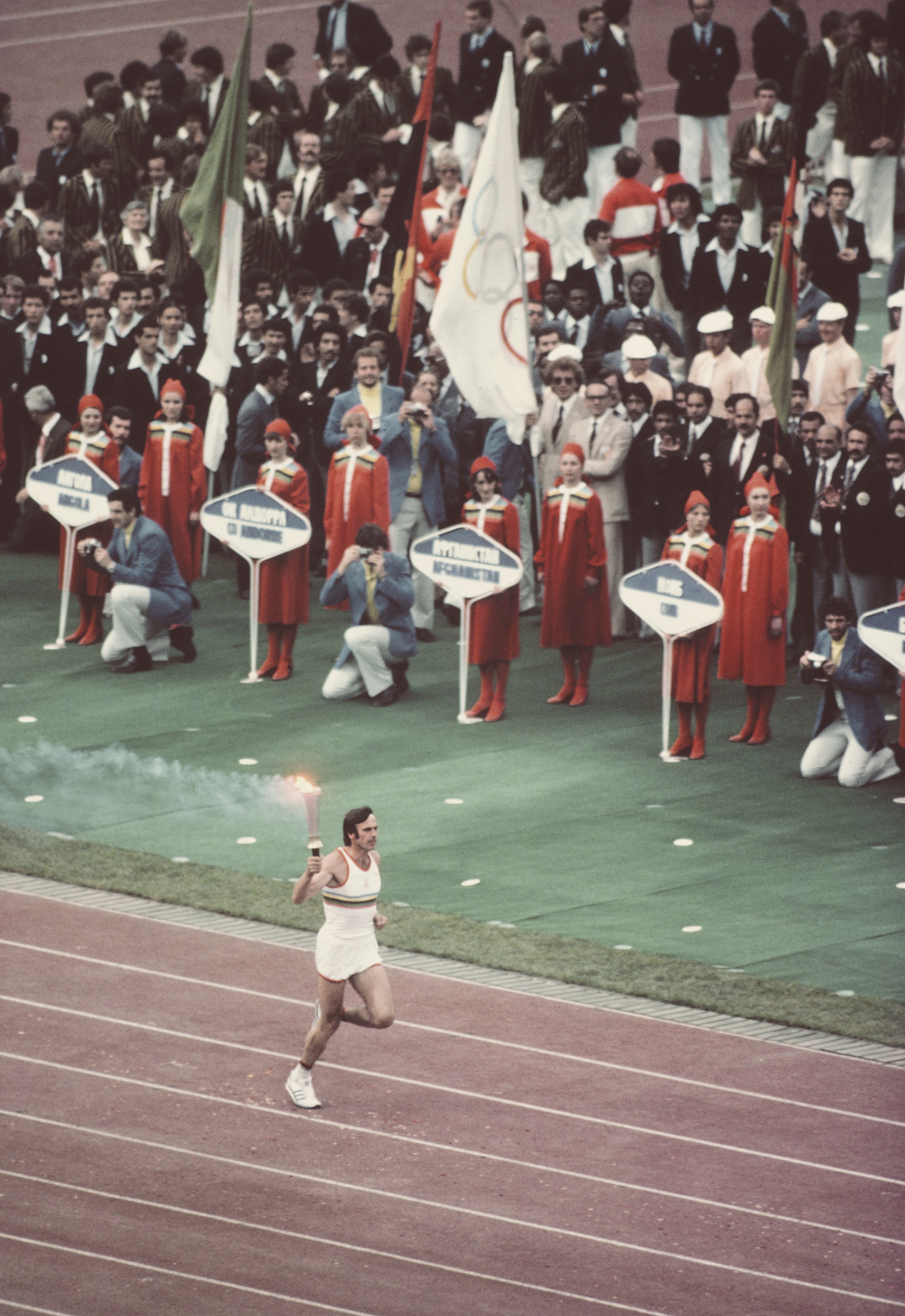 L'atleta Sergei Belov con la torcia olimpica durante la cerimonia d'apertura dei Giochi allo stadio centrale Lenin di Mosca