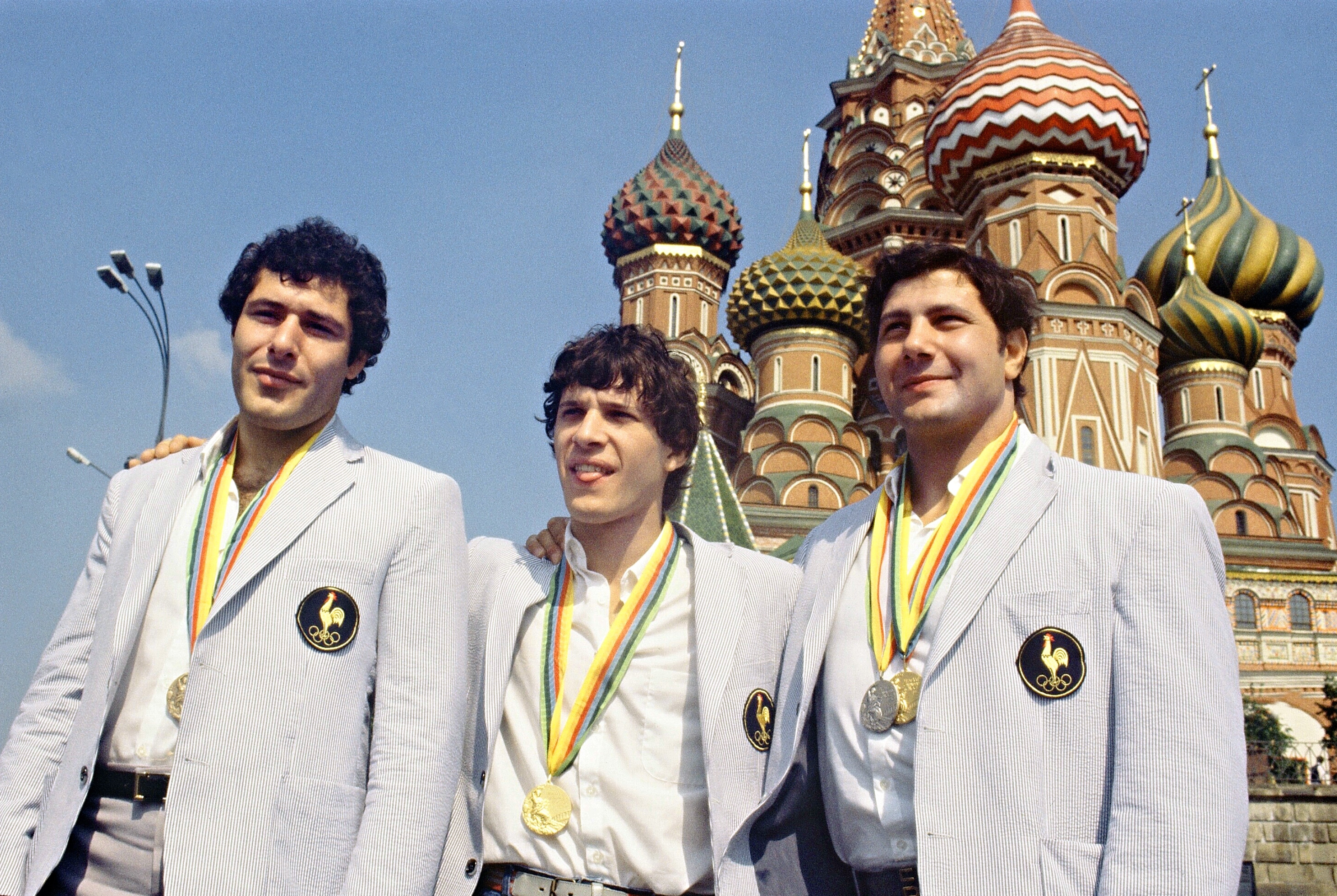 Judoka francesi, medagliati ai giochi olimpici del 1980 in posa nella Piazza Rossa a Mosca