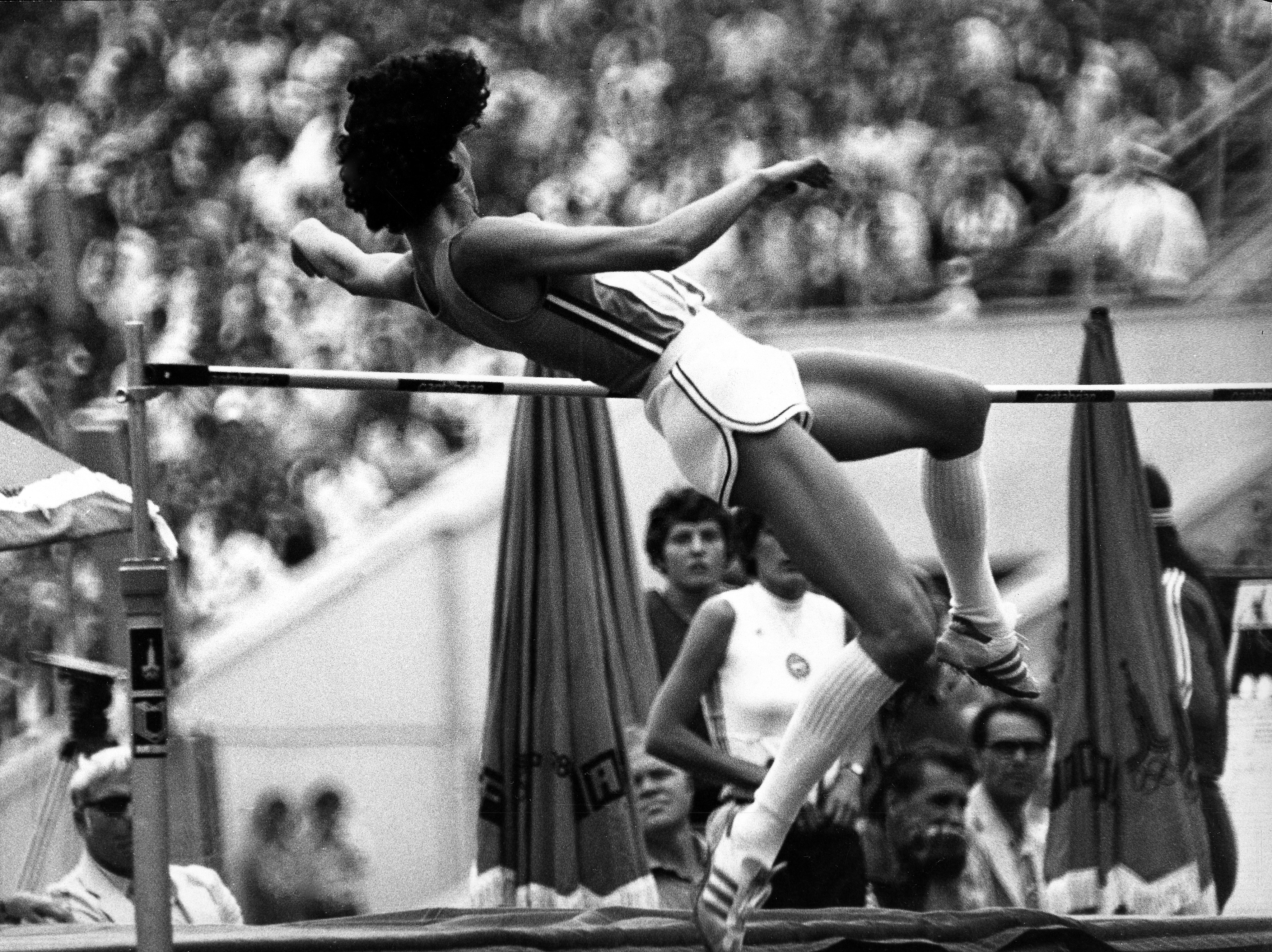 L'atleta italiana Sara Simeoni, durante la gara del salto in alto. Vincerà la medaglia d'oro battendo la dura concorrenza tedesca e russa