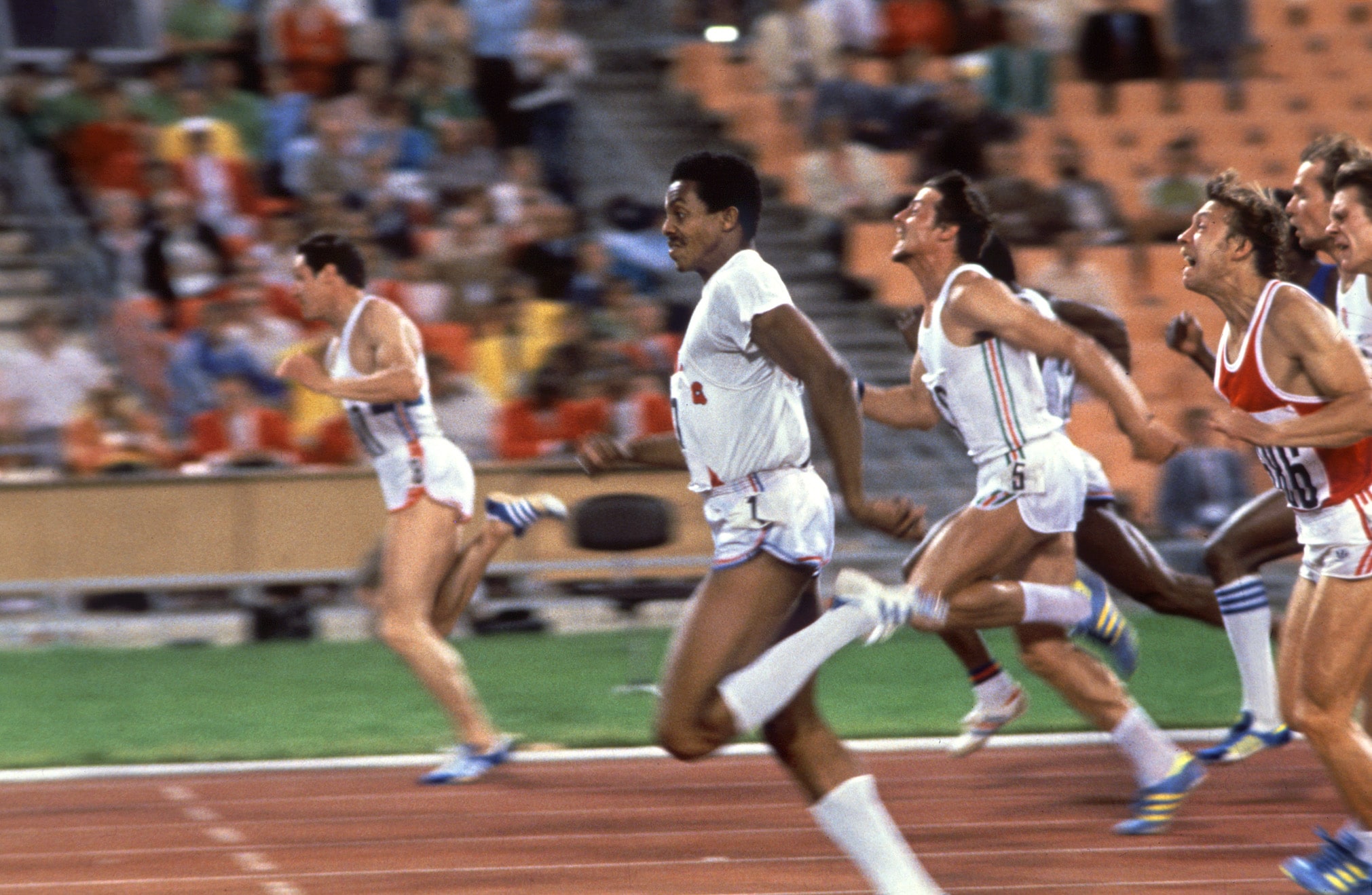 Alan Wells (L) della Gran Bretagna vince la finale dei 100 metri piani maschili davanti a Silvio Leonard da Cuba e Petar Petrov dalla Bulgaria