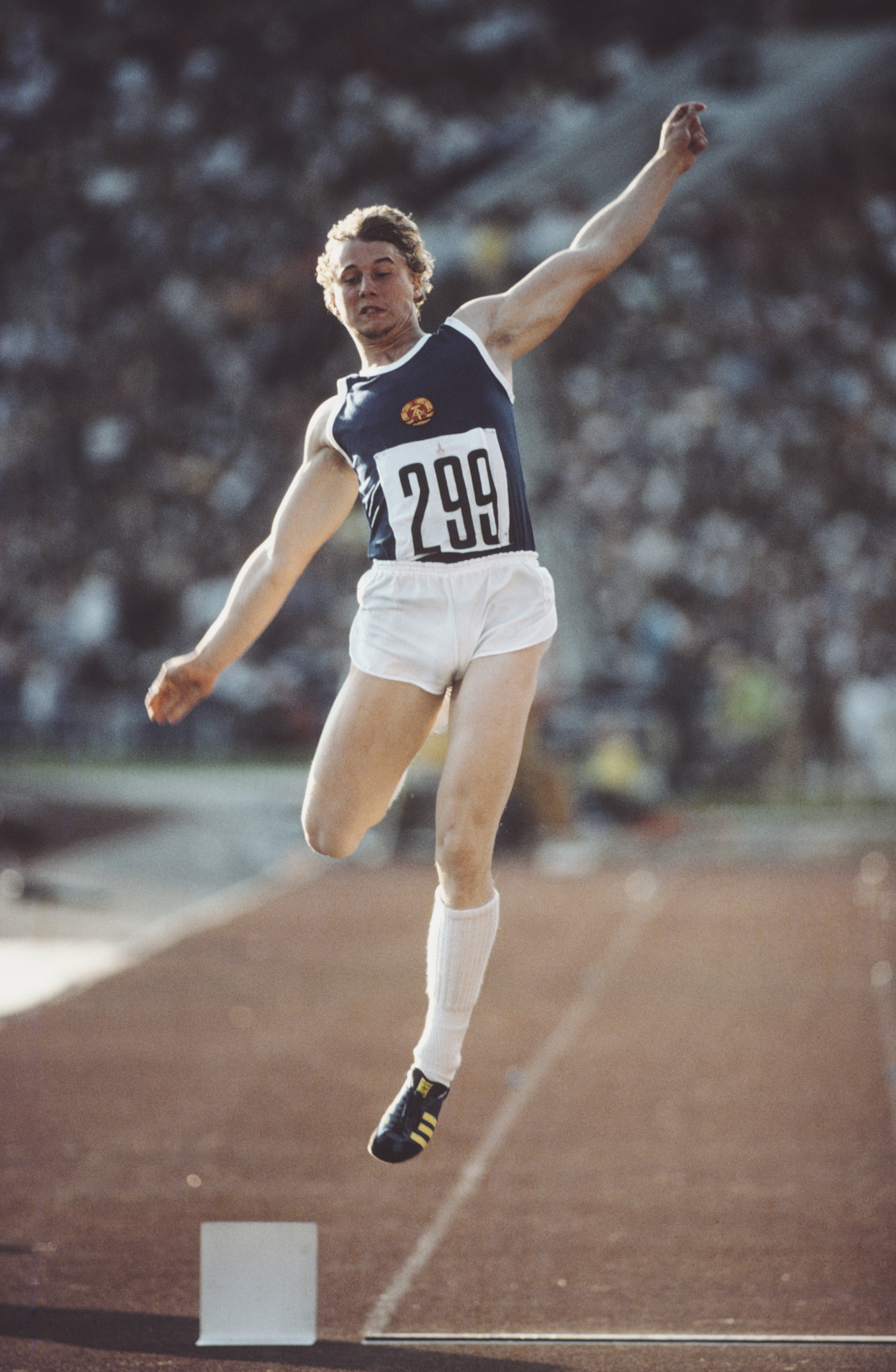 Lutz Dombrowski, atleta della Germania dell'Est, durante la gara di salto in lungo maschile 