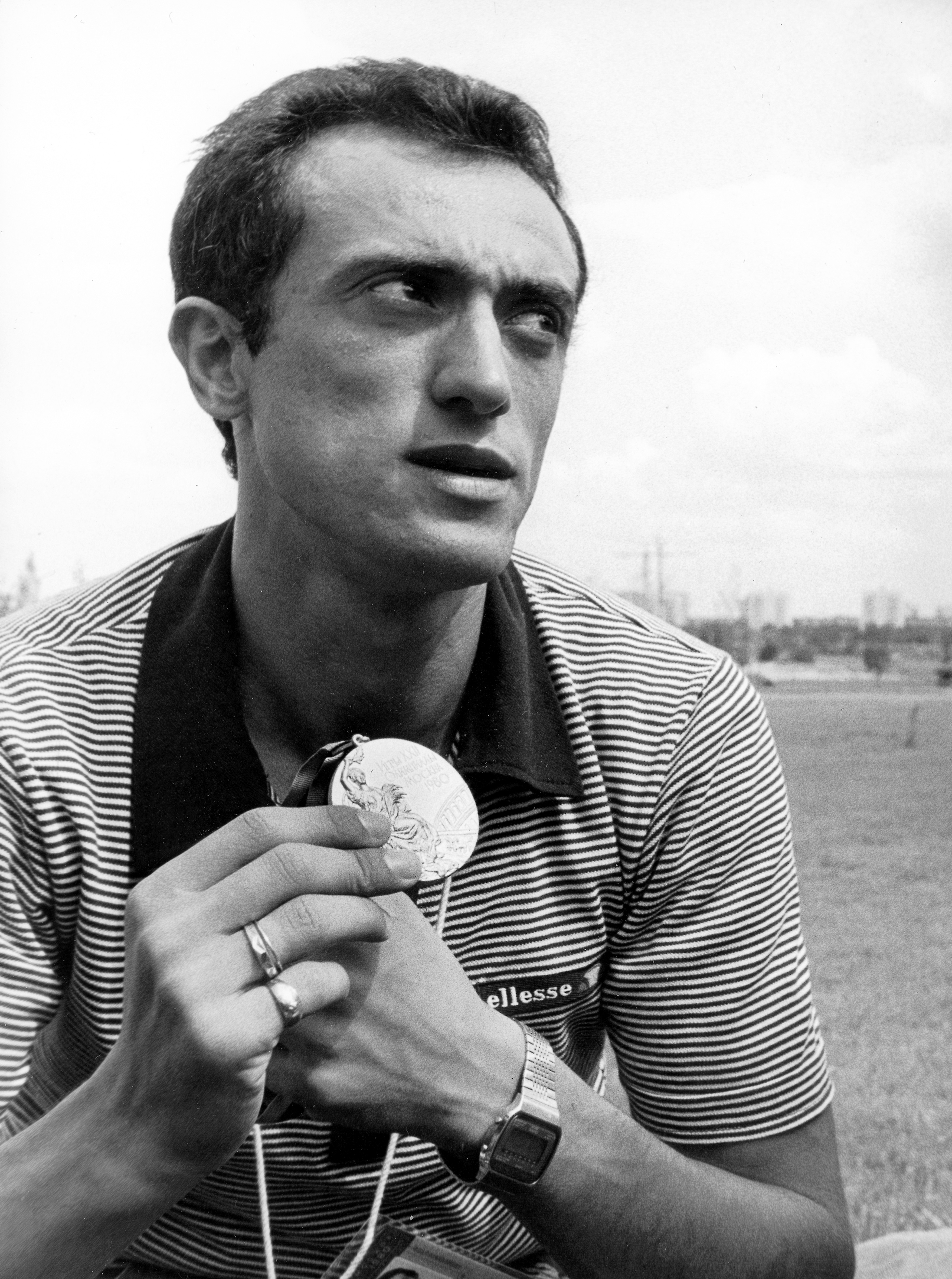 Primo piano di Pietro Mennea con la medaglia d'oro. Il velocista pugliese è stato eliminato in semifinale dei 100 metri piani mentre conquista la medaglia d'oro nei 200 metri piani