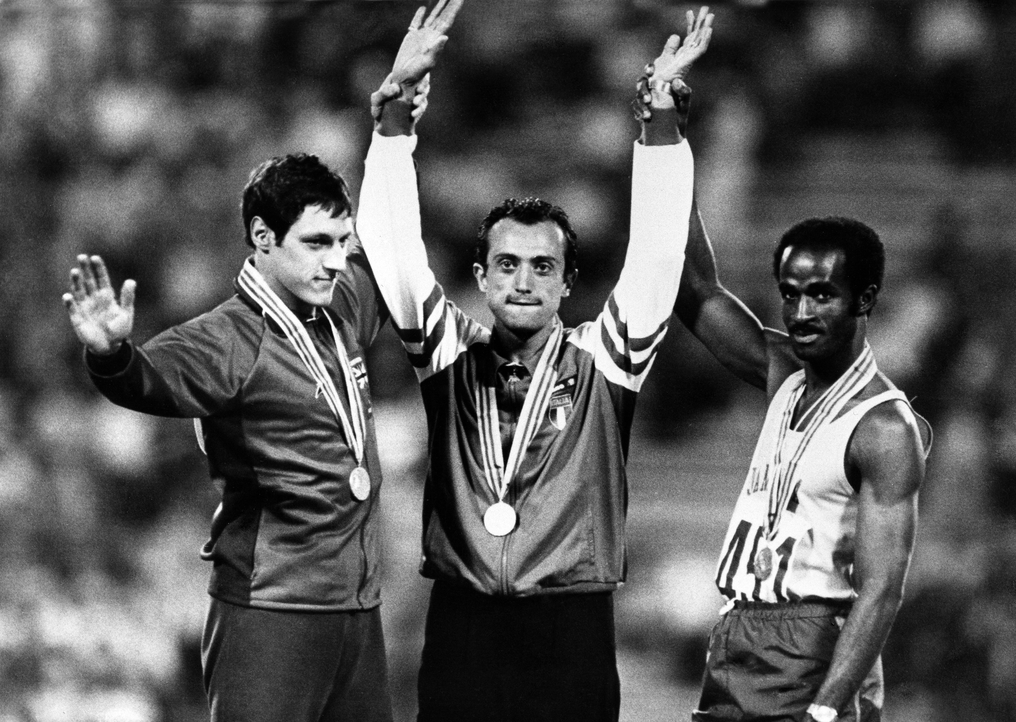 Pietro Mennea, medaglia d'oro nei 200 metri piani, dopo avere stabilito l'anno prima, nel 1979, il record mondiale ai Giochi mondiali universitari di Città del Messico