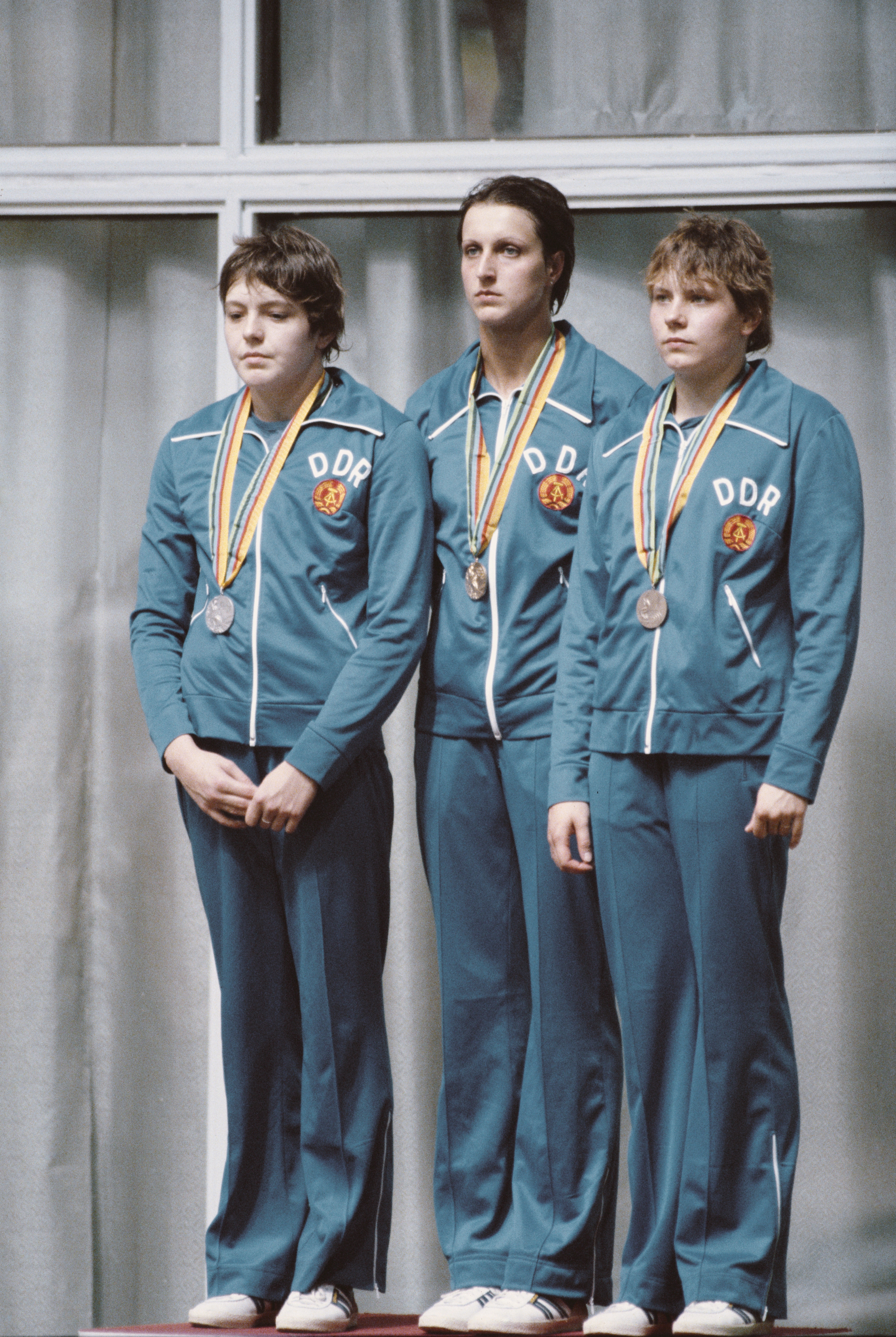 Il podio dei 200 metri stile libero femminile di nuoto: Barbara Krause, medaglia d'oro, Ines Diers medaglia d'argento e bronzo Carmela Schmidt. Per molti degli atleti della squadra olimpica della Germania dell'Est si insinua il sospetto del doping