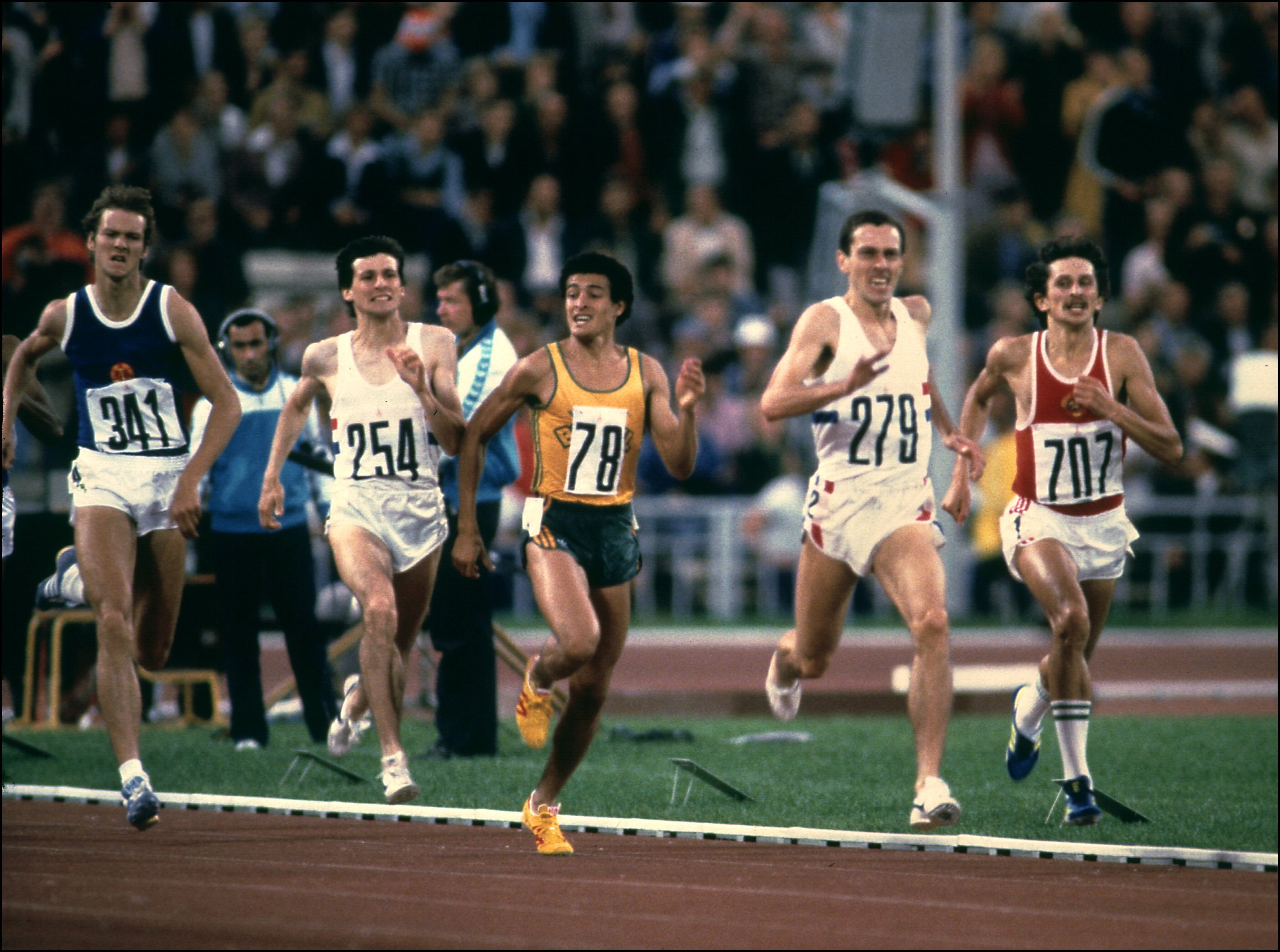 Steven Ovett, della Gran Bretagna, si avvia a vincere la gara degli 800 metri piani. Da sinistra a destra: Detlef Wagenknecht, Sebastian Coe (medaglia d'argento), Agberto Concei Guimares, Steven Ovett (medaglia d'oro) e Nikolaï Kirov (medaglia di bronzo)