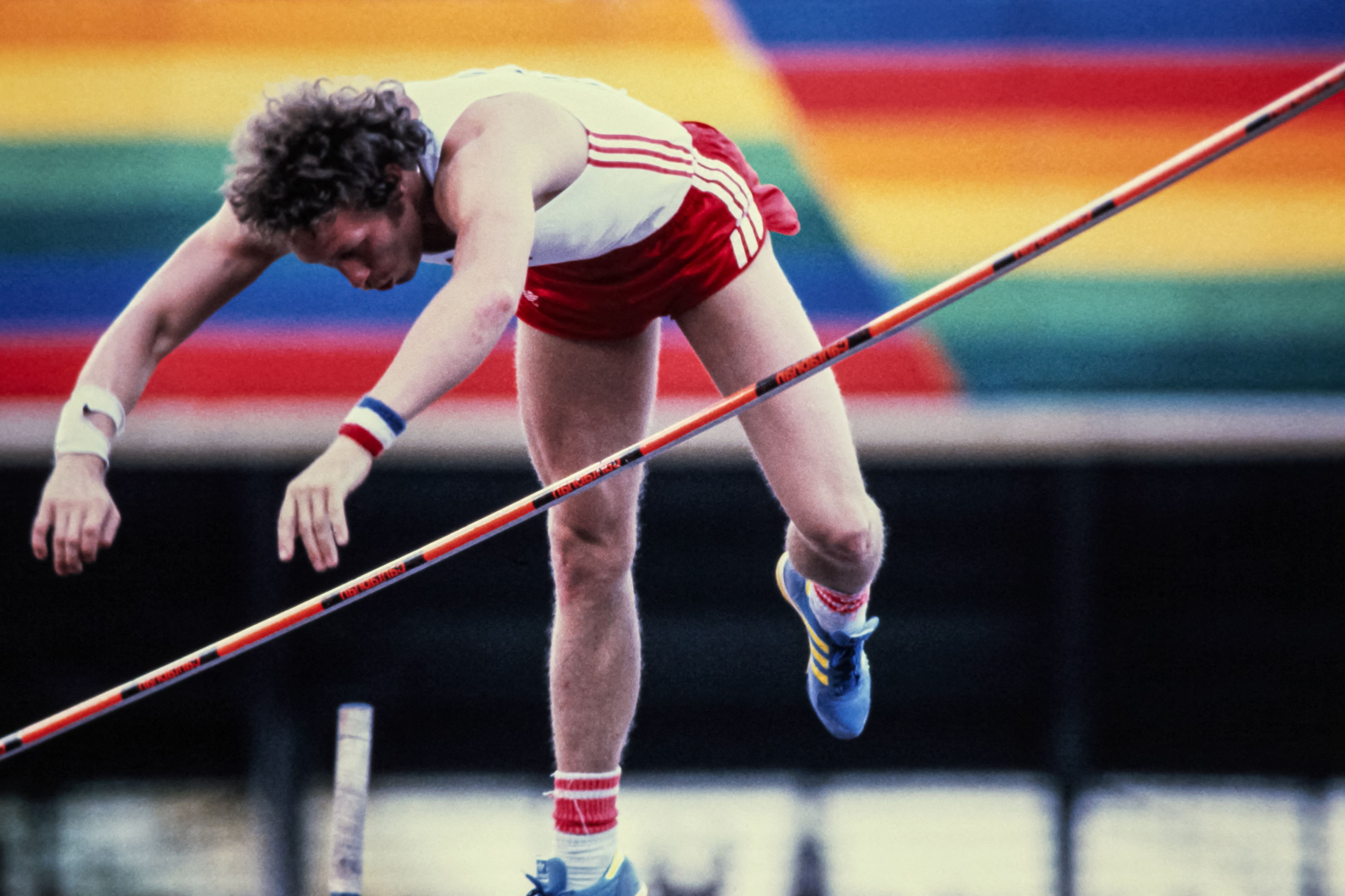 L'atleta polacco Wladyslaw Kozakiewicz durante la finale del salto con l'asta, in cui ha battuto il record mondiale con 5,80 metri