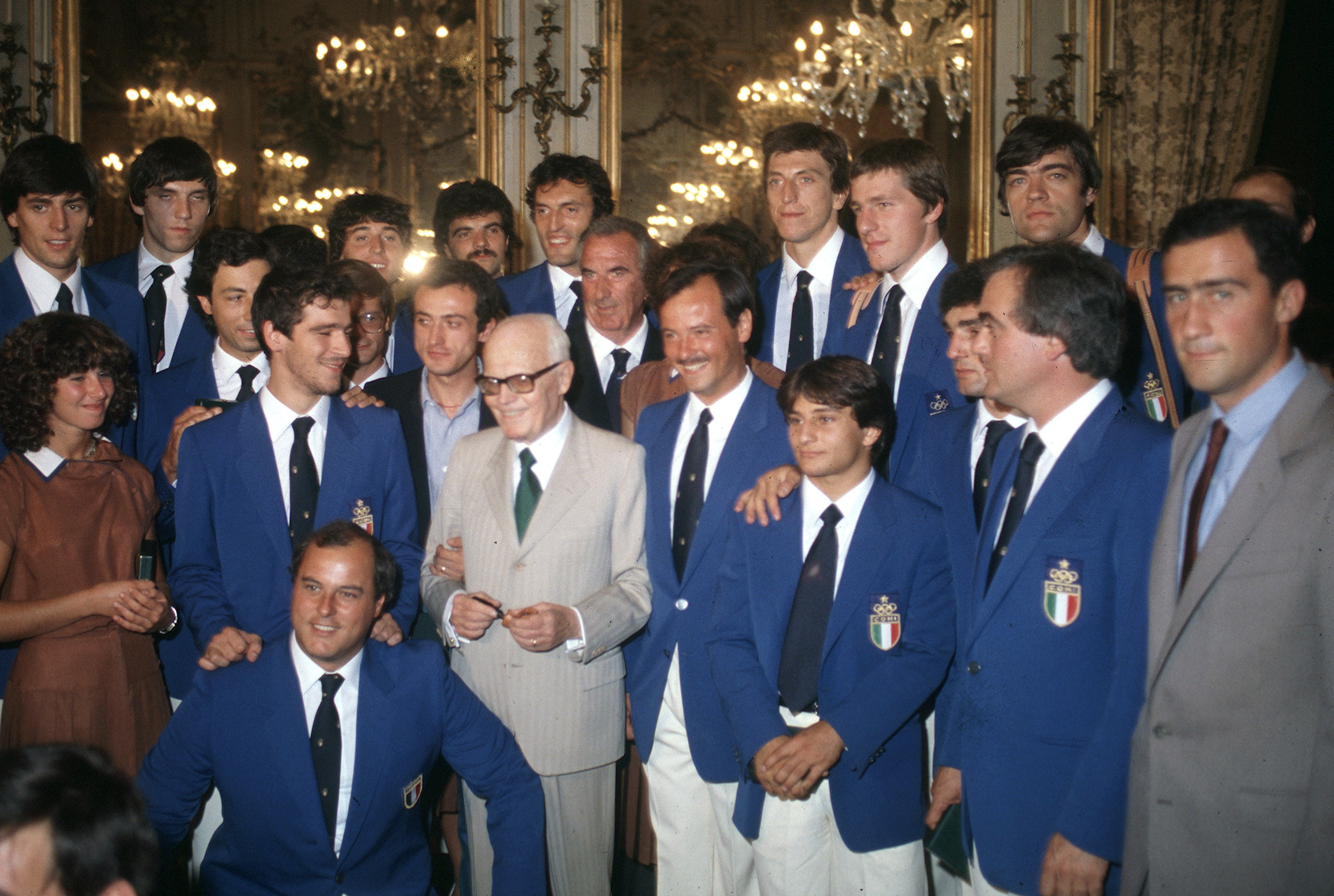 Foto di gruppo a ritorno dalle Olimpiadi degli atleti italiani con l'allora presidente della Repubblica Sandro Pertini che li riceve al Quirinale