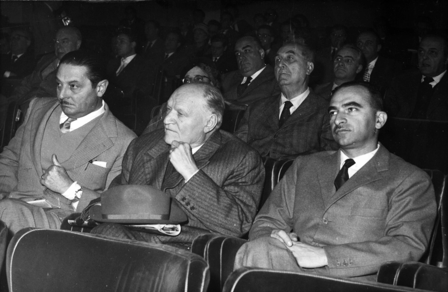 1957, Giuseppe Ungaretti al Convegno nazionale degli scrittori. Da sinistra: Blasetti, Ungaretti e Lattuada