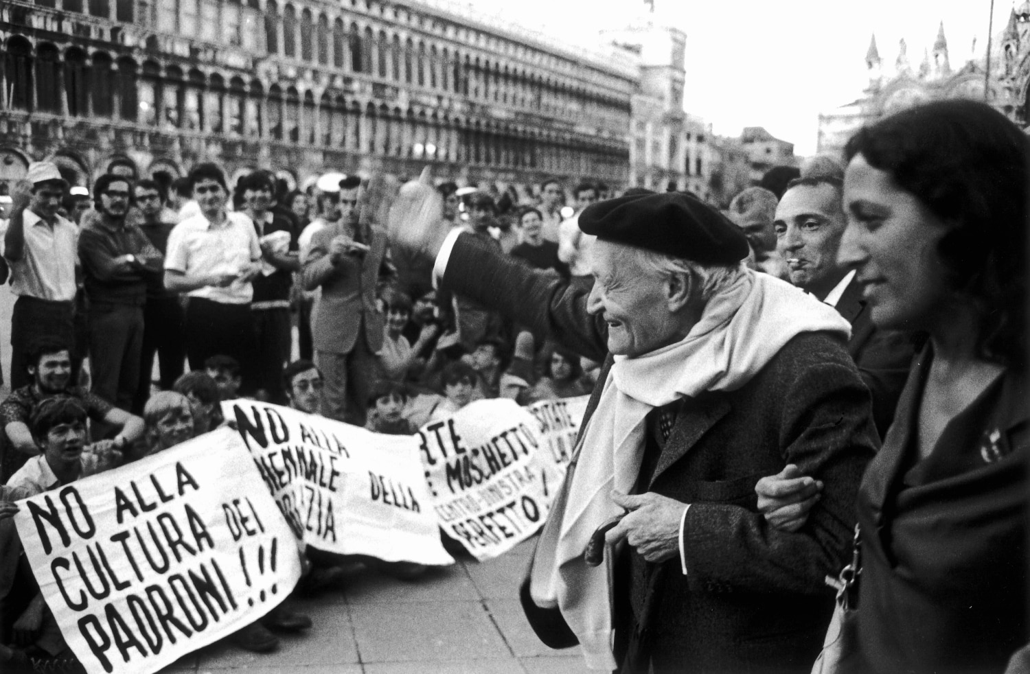 1969, il saluto di Giuseppe Ungaretti alle contestazioni della biennale di Venezia, foto di Gianni Berengo Gardin